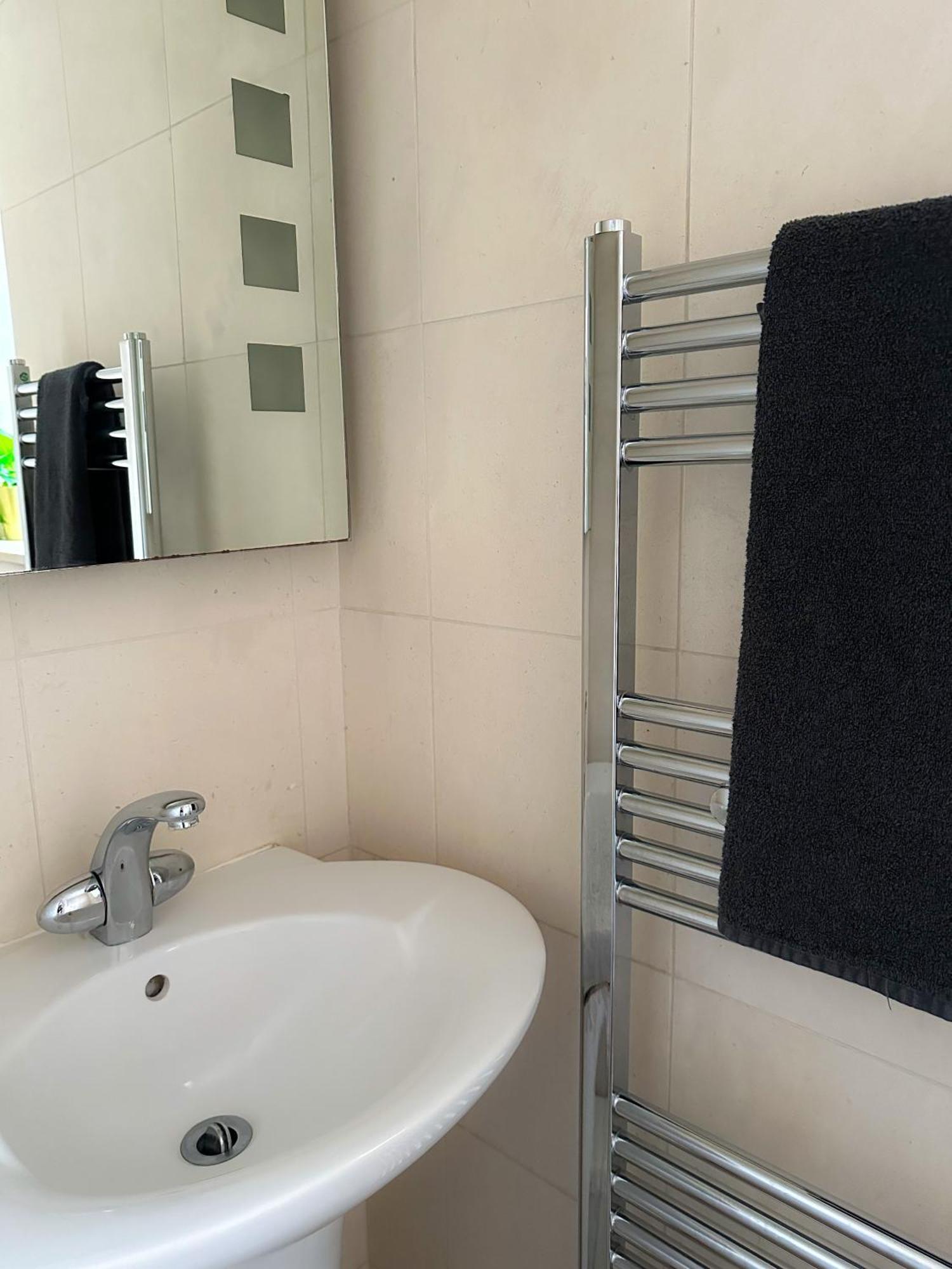 Modern Four Bedroom Semi-detached House With Off Street Parking 8 Min Drive To Wembley Stadium, 5 Miles To Vakantiehuis *