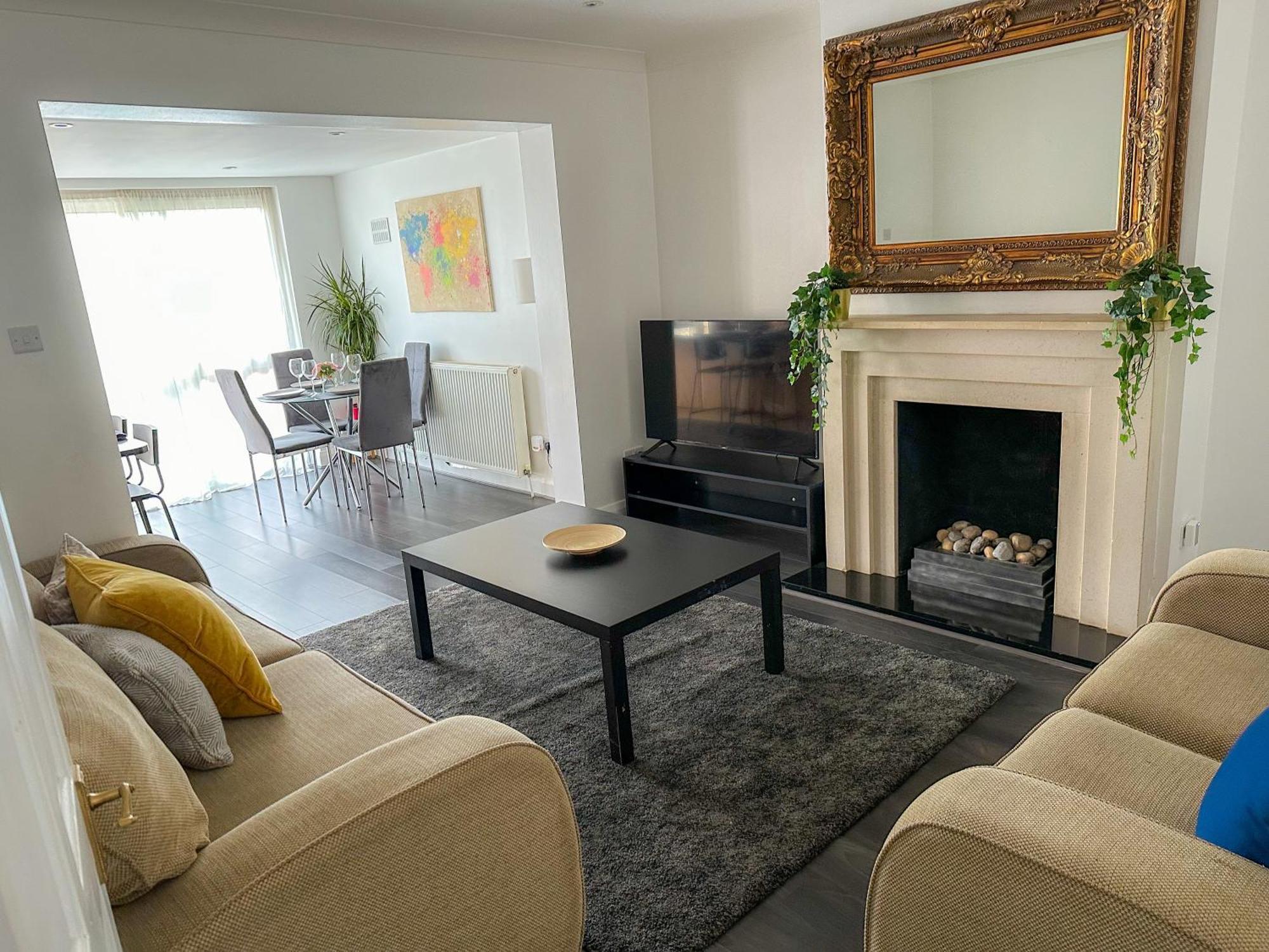 Сasa de vacaciones Modern Four Bedroom Semi-detached House With Off Street Parking 8 Min Drive To Wembley Stadium, 5 Miles To Londres