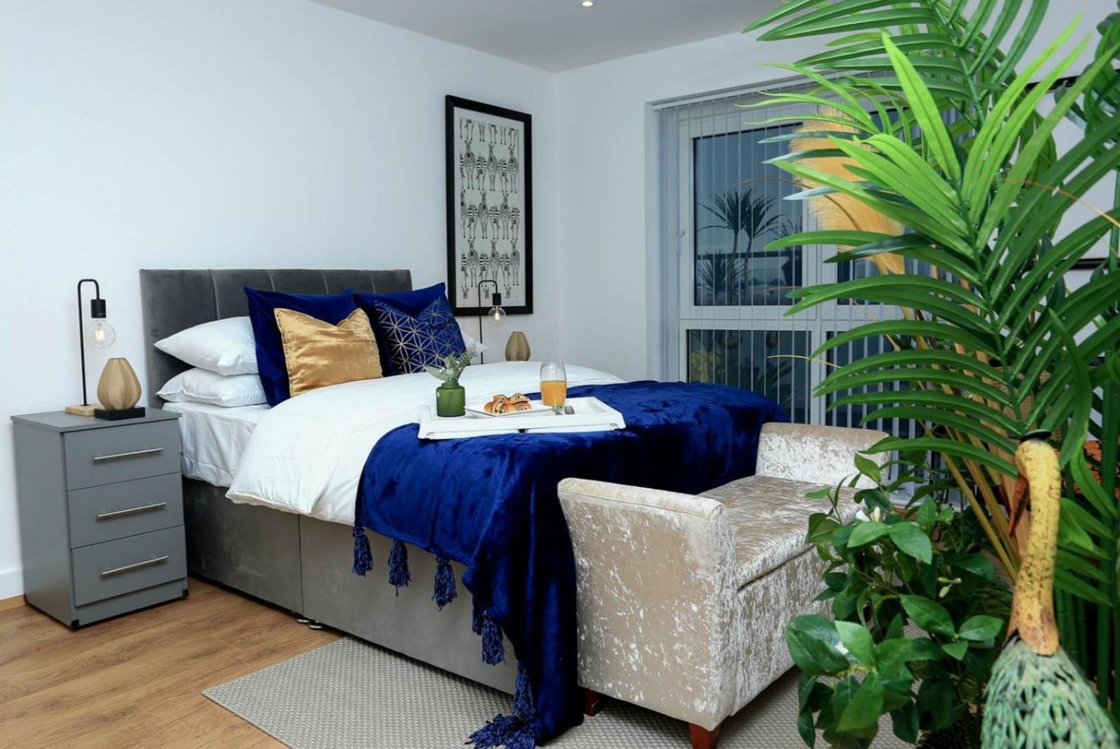 Snuggle - Riverside - Views Over Looking River Thames, Close To O2 Arena, Excel, Airport, Thames Clipper- River Boat Service, Woolwich Ferry, Onsite Parking, Twin Option Available Apartment *