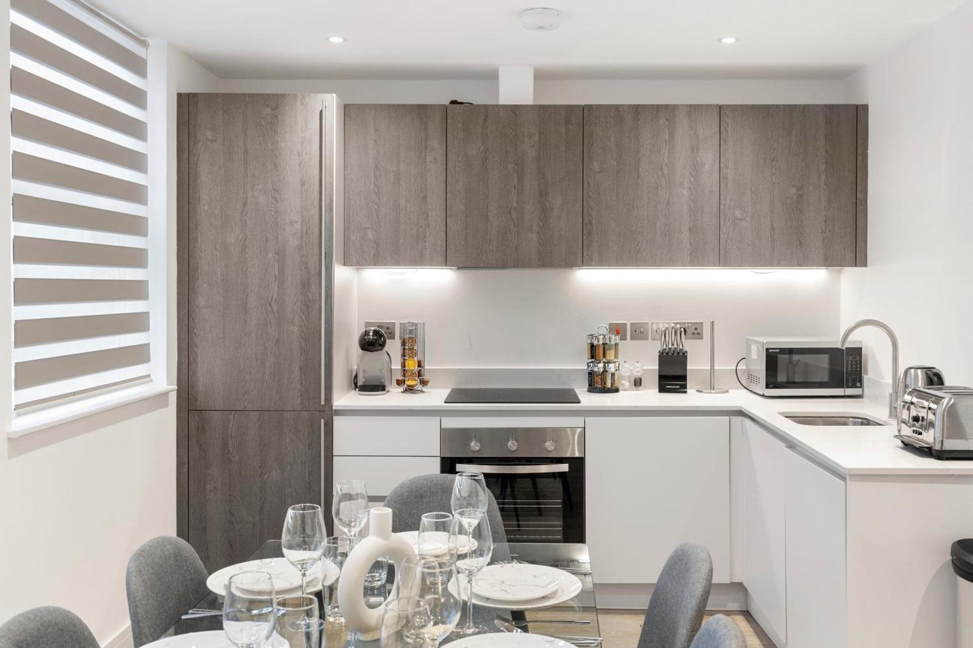 Luxurious 2 Bedroom - - Location * London