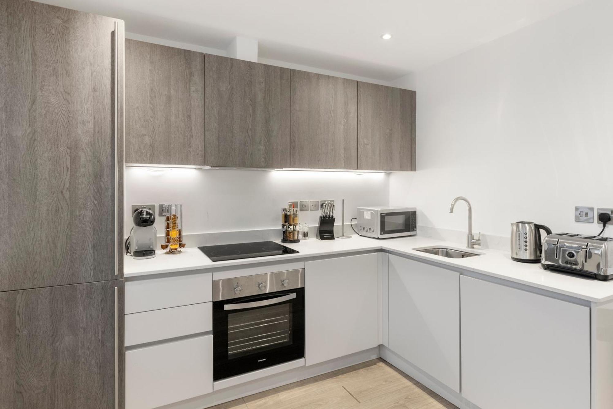 Luxurious 2 Bedroom - - Location Apartment *