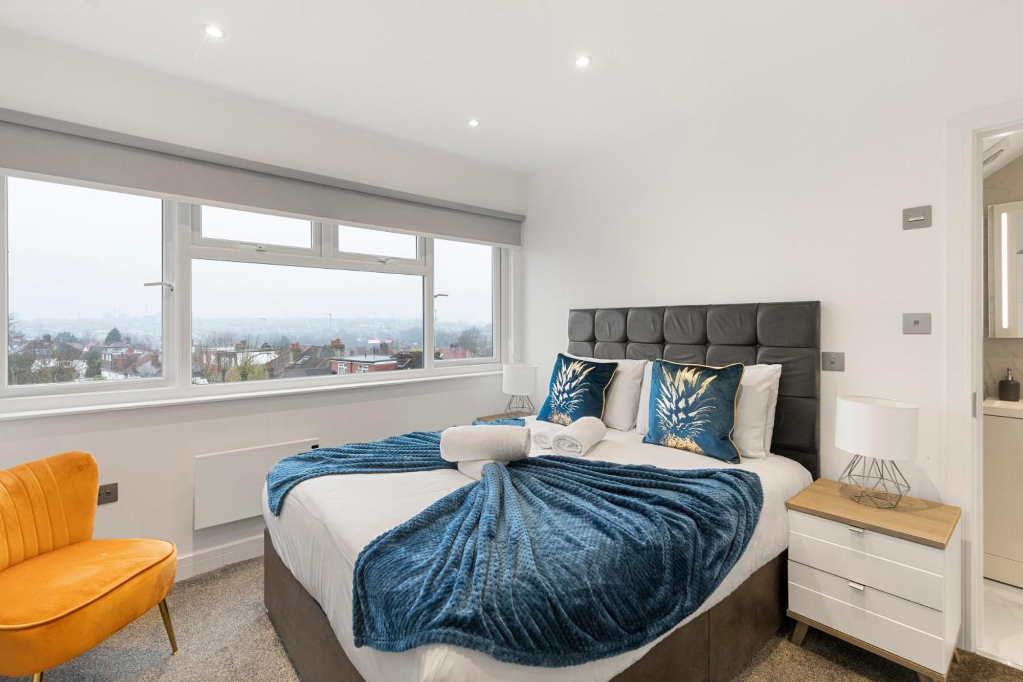 Luxurious 2 Bedroom - - Location * London