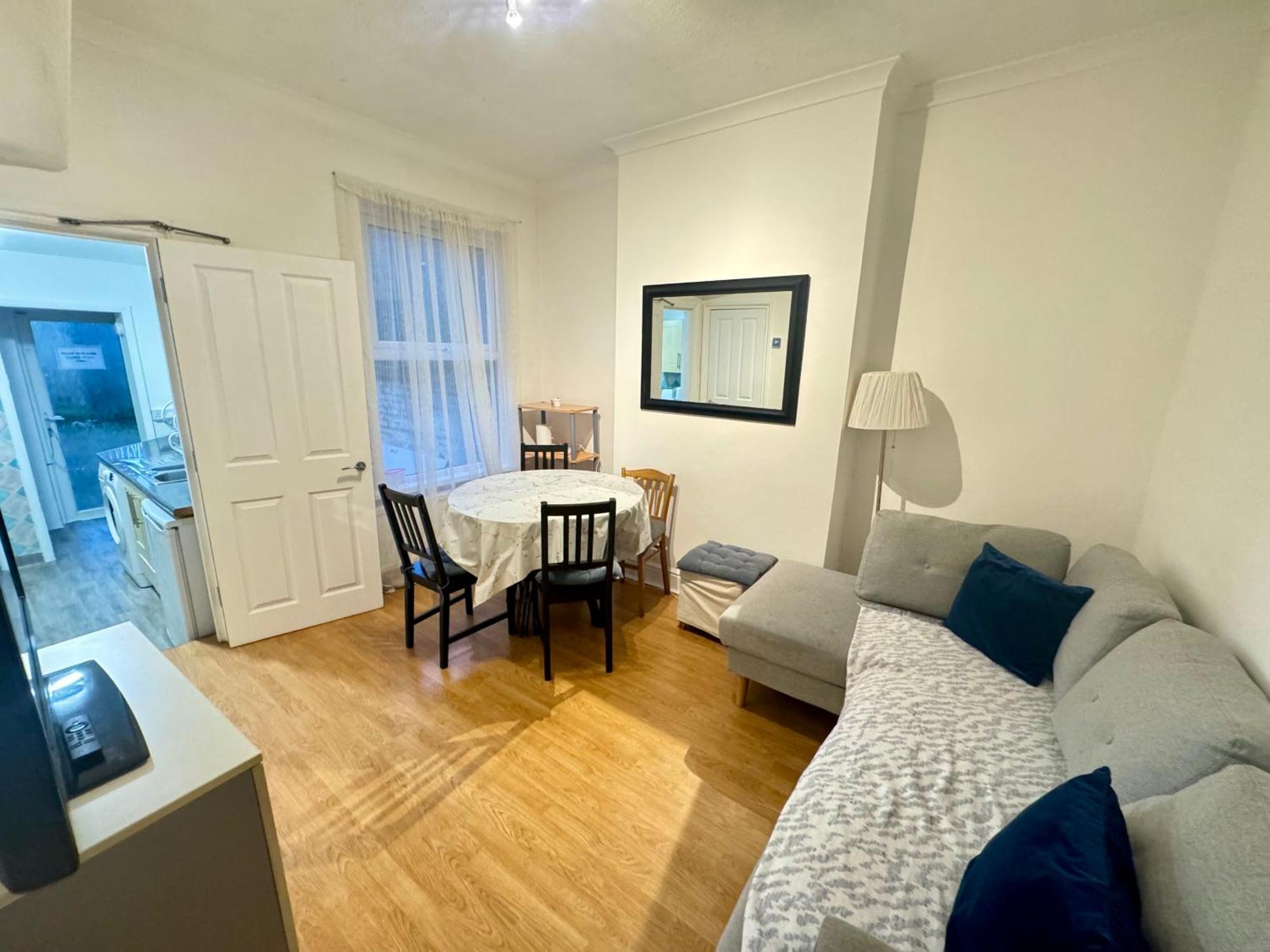 4 Bedroom House In Turnpike Lane/wood Feriehus *