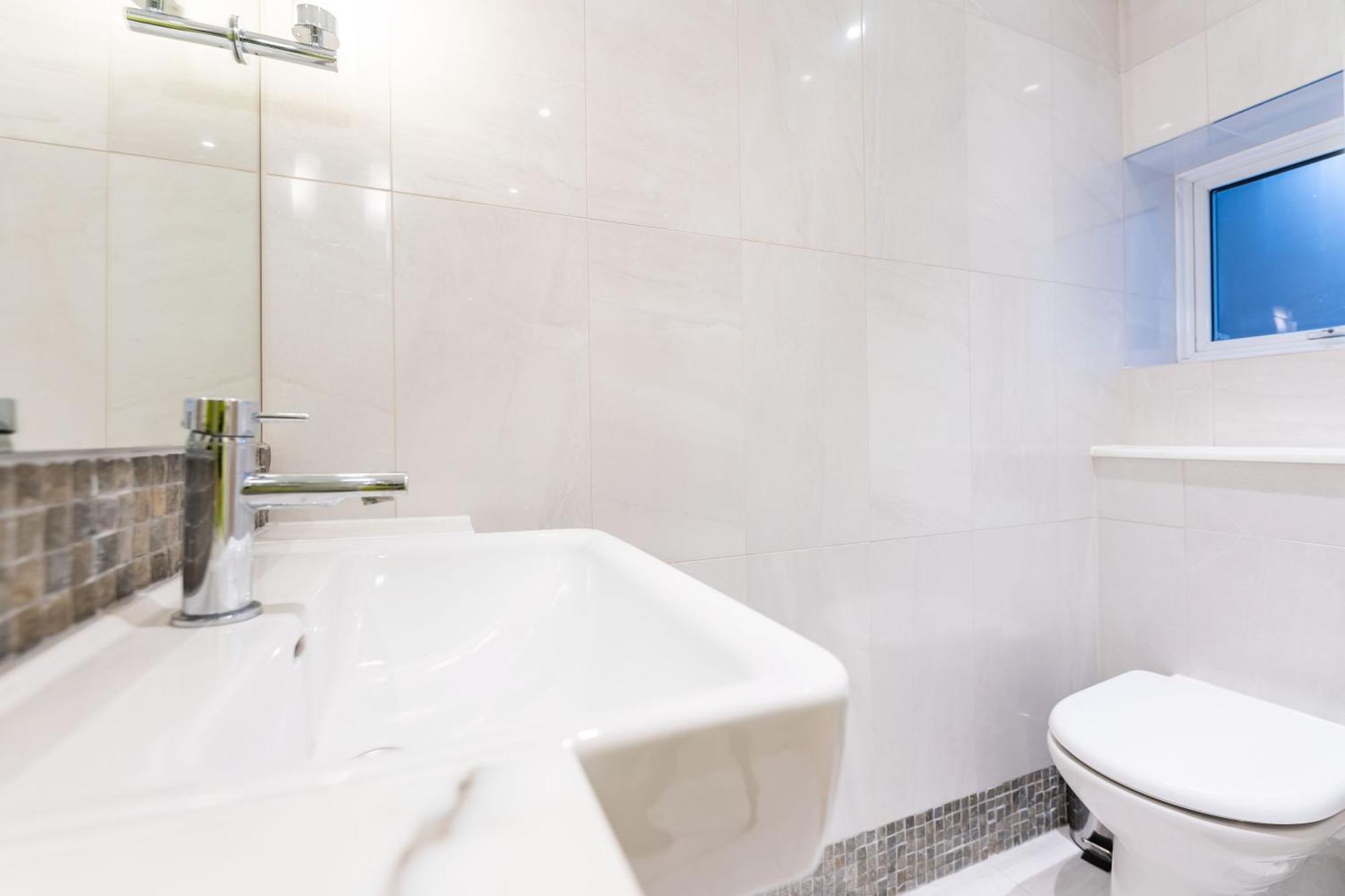 Luxury 6 Bedroom House In Southwick Street Apartment *