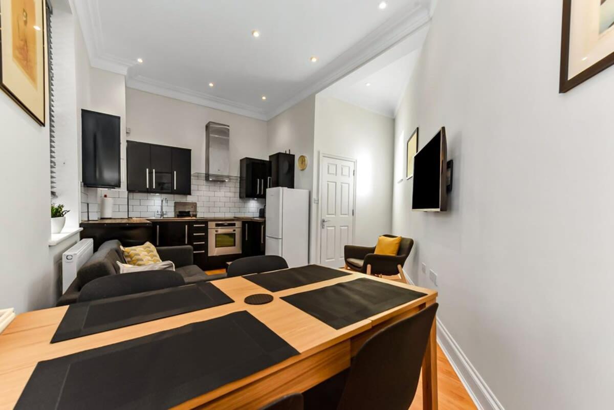 Modern 2 Bedroom Flat For 4 In Greater Leilighet