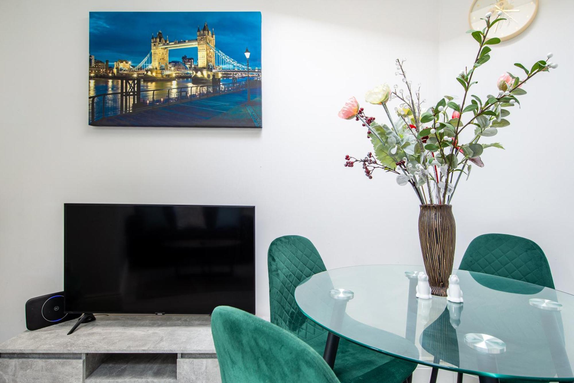 Cosy Underground Oasis: Gateway London