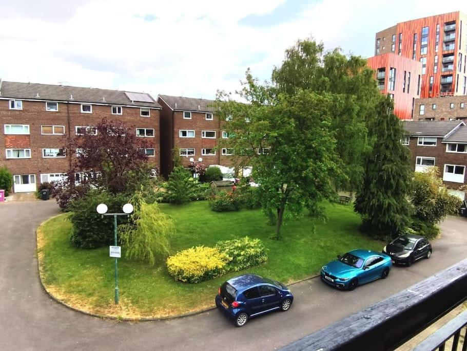 Privat overnatting Double Bedroom With A Balcony And Ensuite Bathroom For Short Or Long In Canary Wharf With Direct Train From Heathrow, Also Convenient From Stansted And Gatwick Airport, 10 Minutes From Airport And Excel, 16 Minutes To Westmins