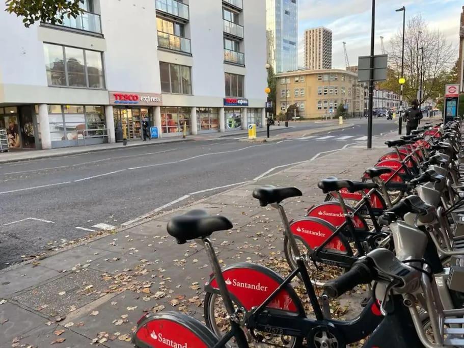 Privat overnatting Double Bedroom With A Balcony And Ensuite Bathroom For Short Or Long In Canary Wharf With Direct Train From Heathrow, Also Convenient From Stansted And Gatwick Airport, 10 Minutes From Airport And Excel, 16 Minutes To Westmins London