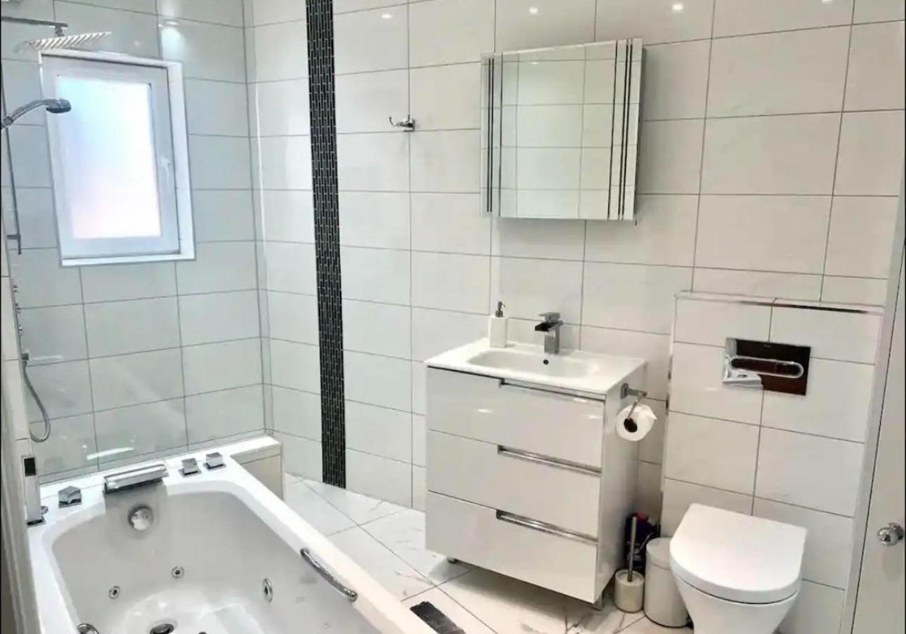 Apartment Gorgeous One Bedroom With Jacuzzi Bath *