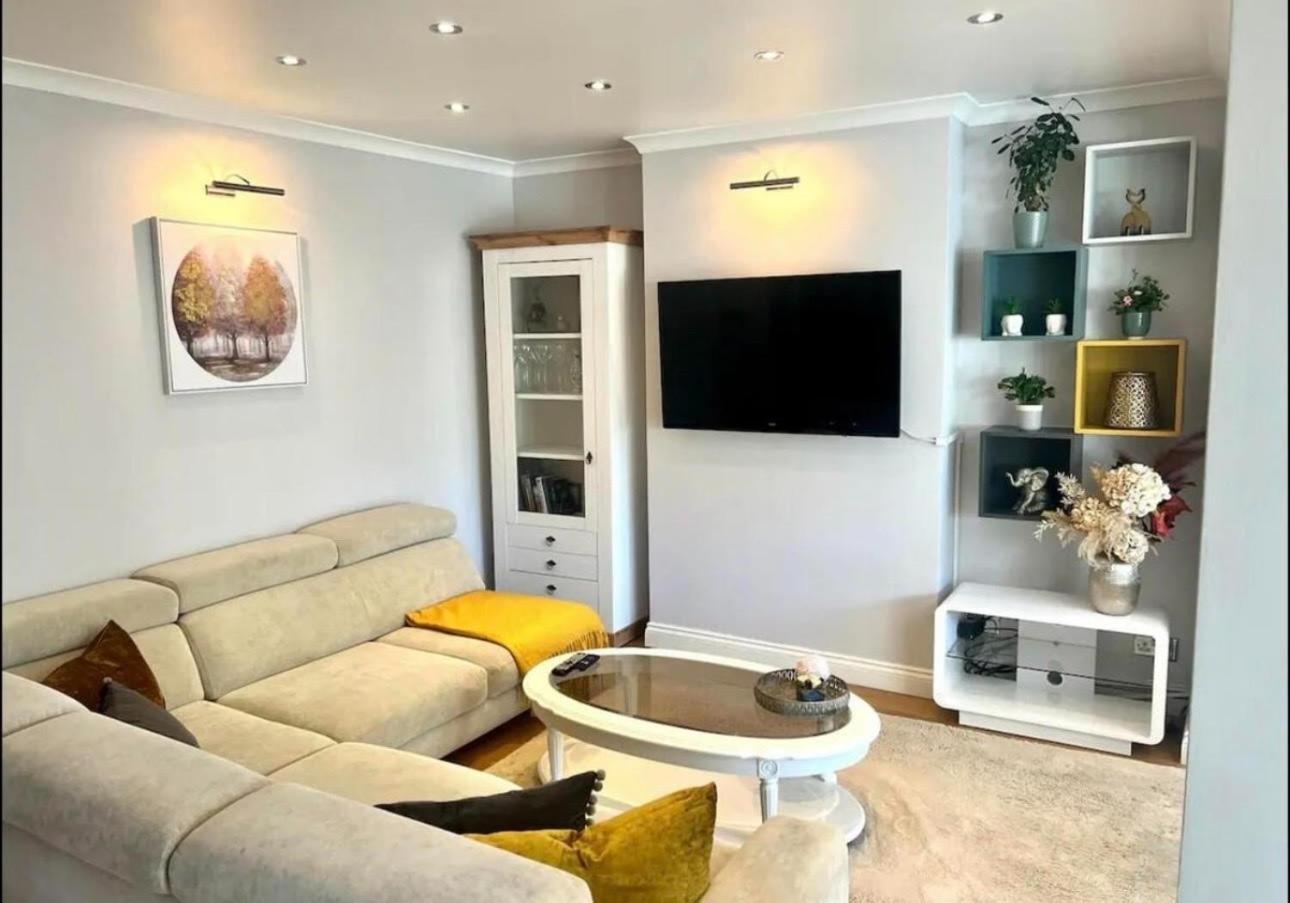 Gorgeous One Bedroom With Jacuzzi Bath London