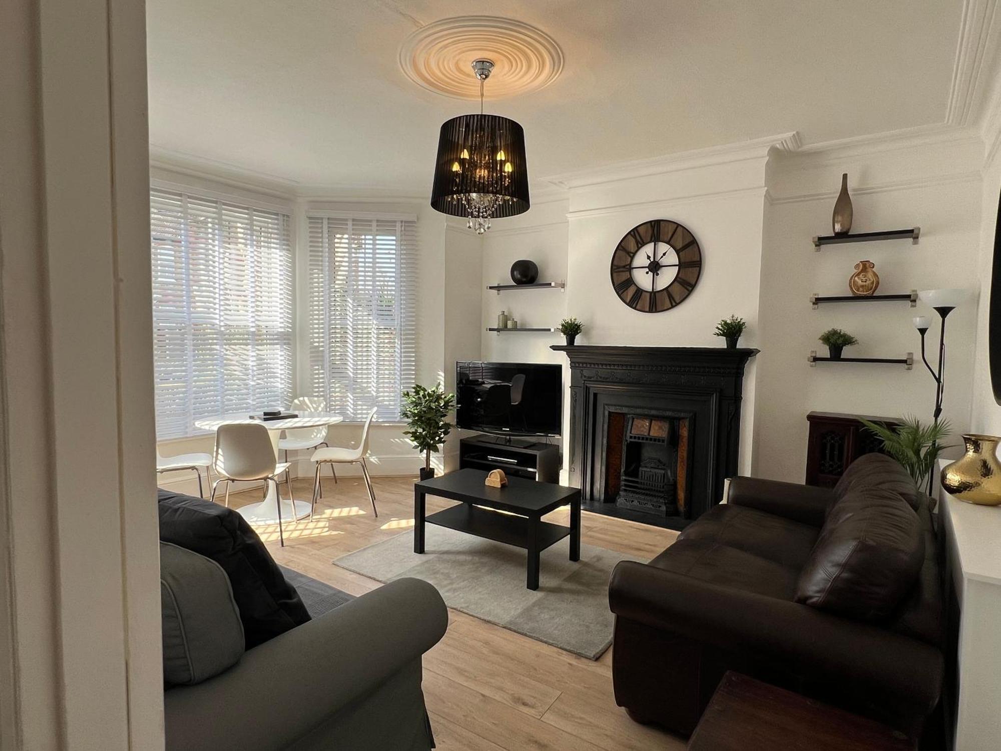 2 Bedroom Flat 10 Min Walk To Tube Londen