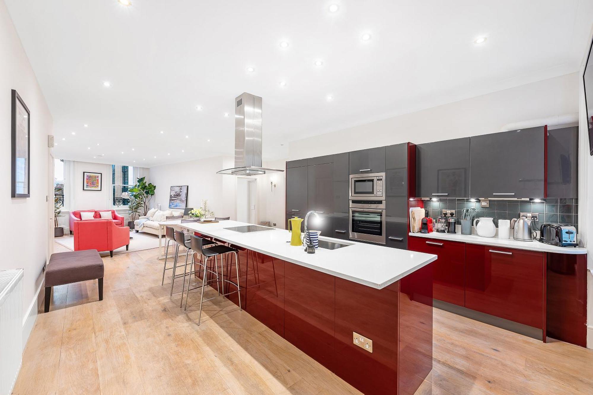 Casa Italia Near Hyde Park & Kensington High Street - Wifi & Washing Machine - Free Luggage Storage Available Nearby *