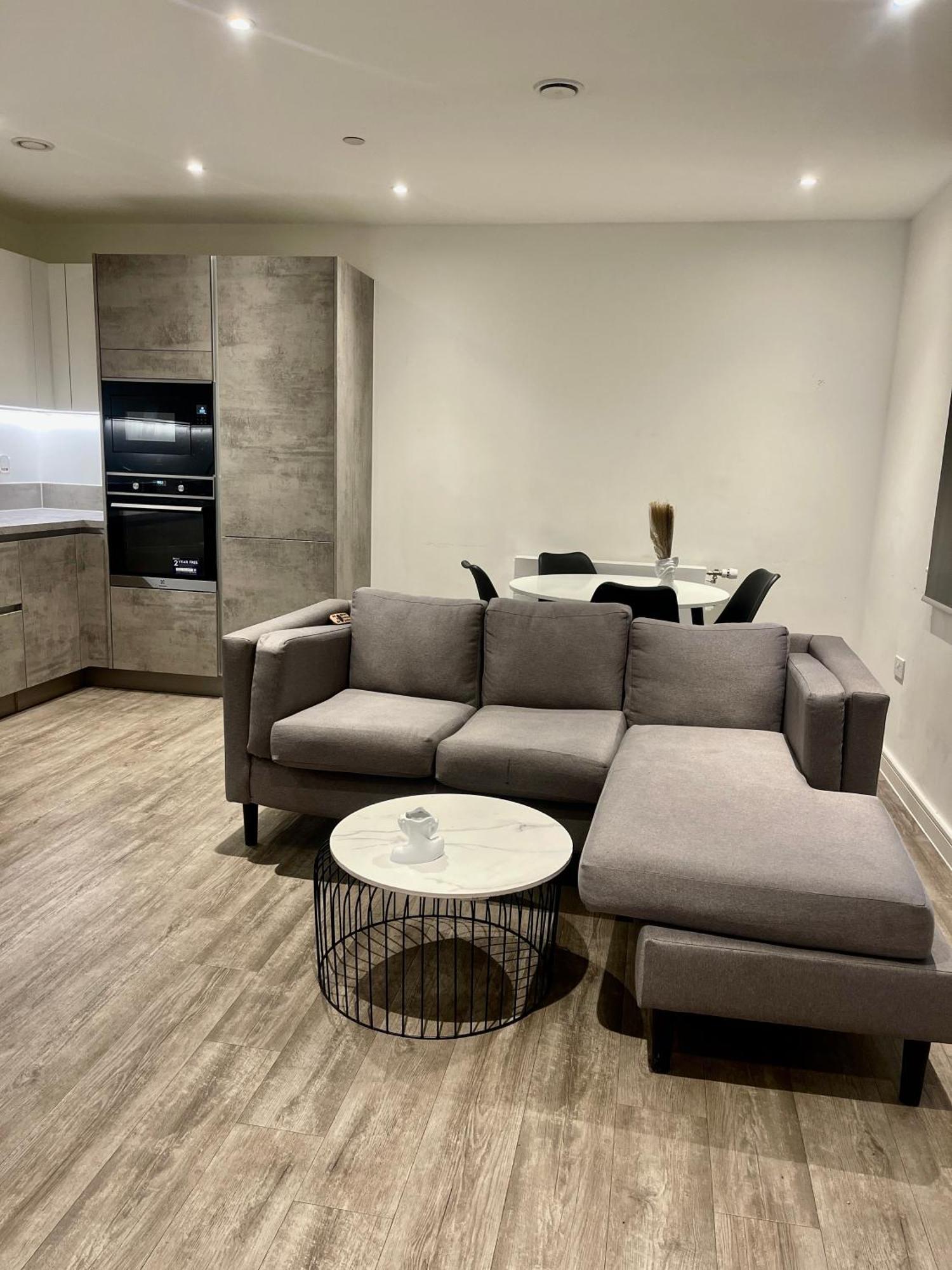 Modern With Free 24hours Gym * Londen