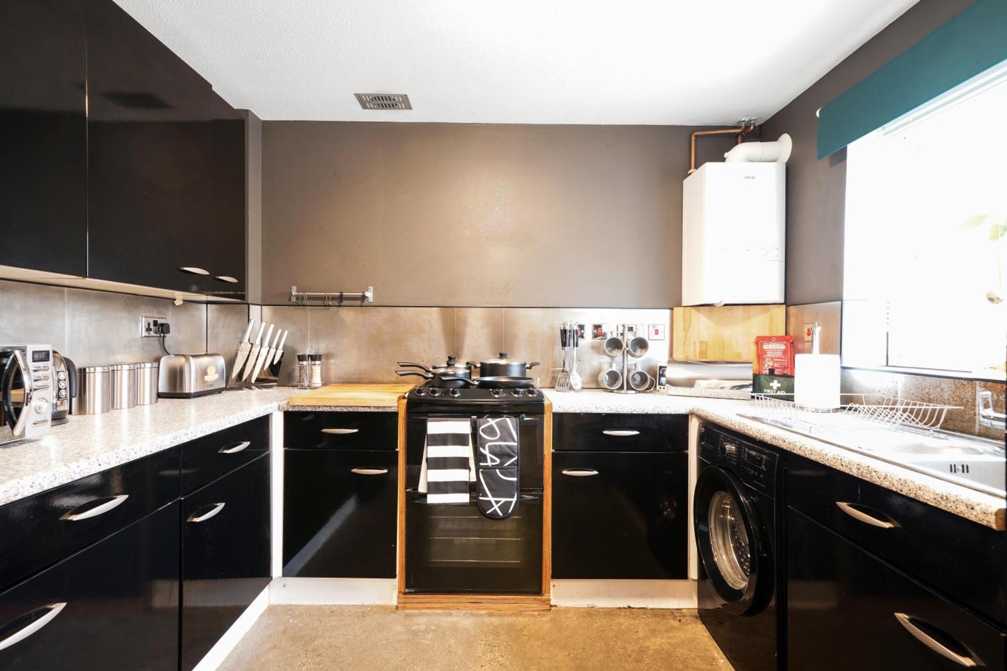 Stylish 3 Bed In - Garden *