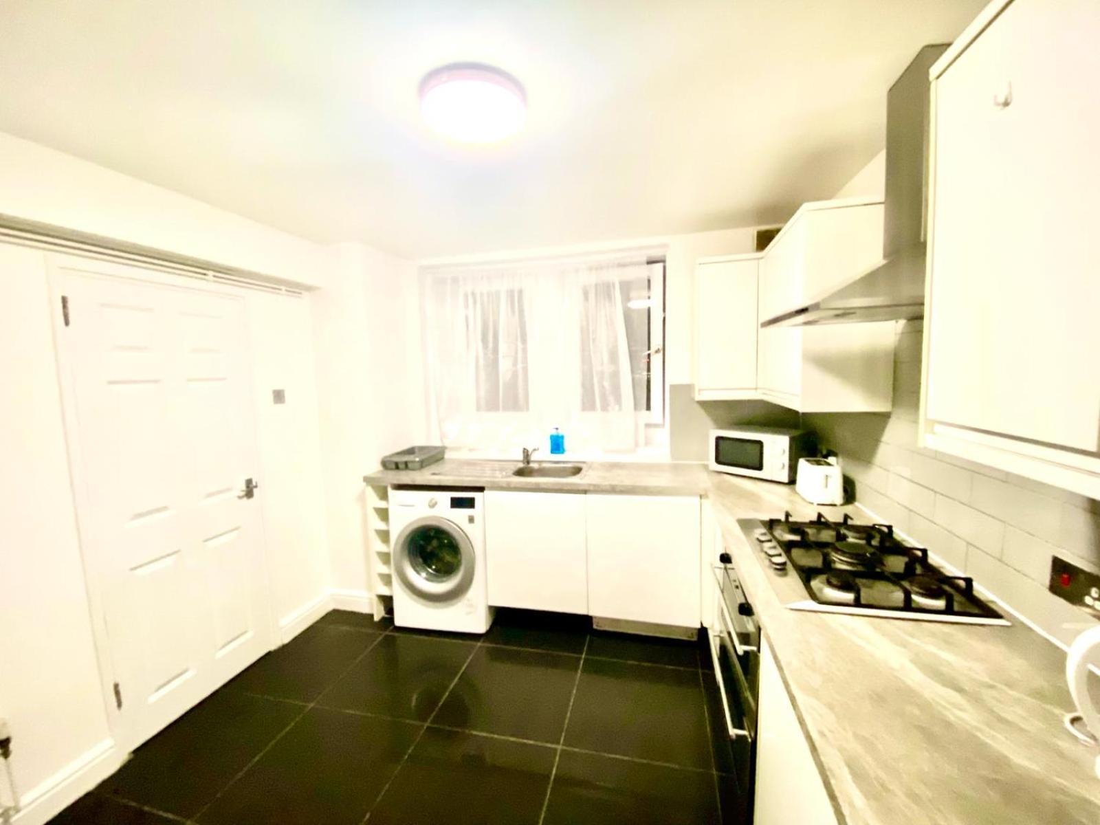 Apartment Comfy Two Bedroom Flat Edgeware Road In London