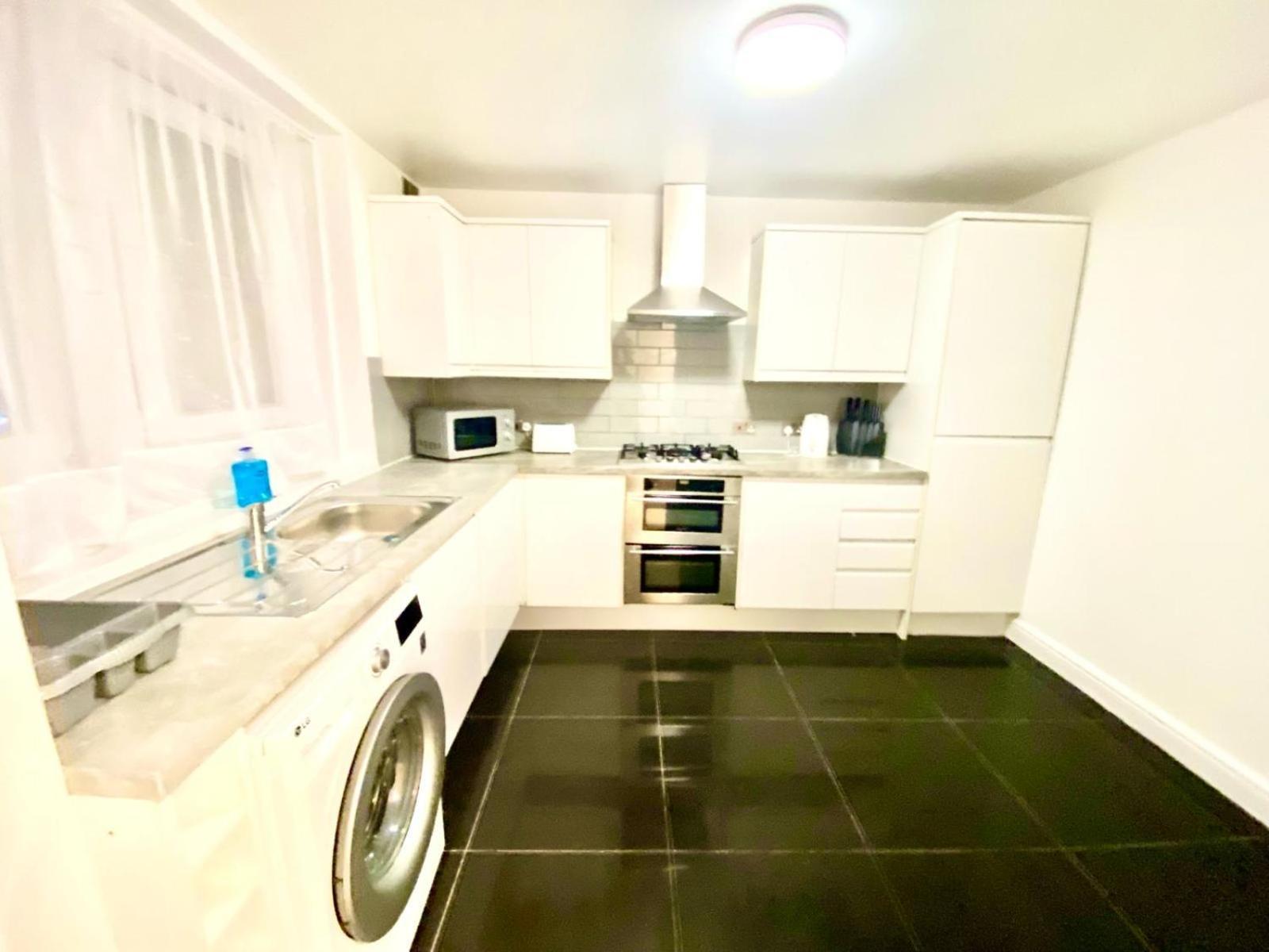 Comfy Two Bedroom Flat Edgeware Road In * London