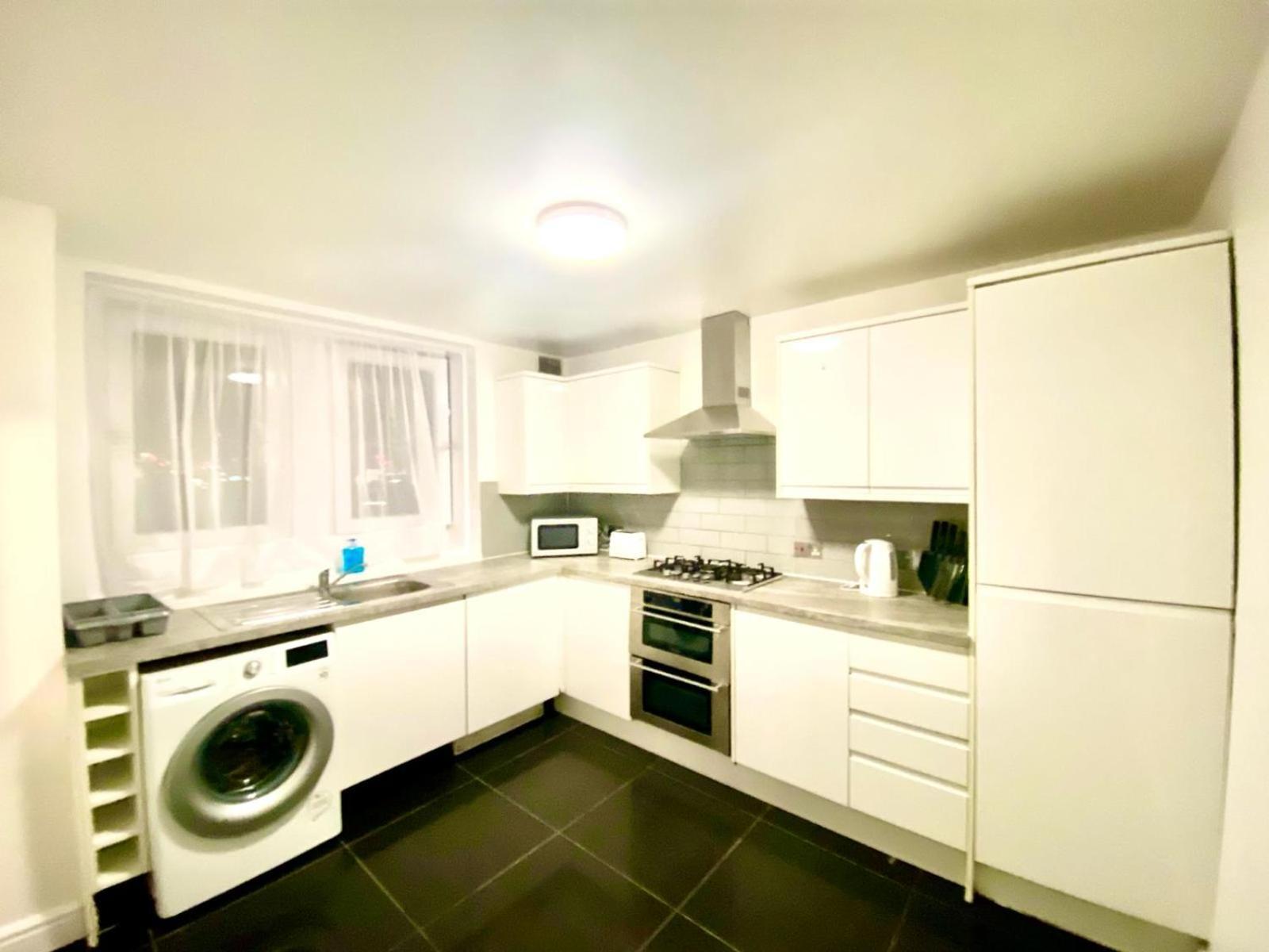 Apartment Comfy Two Bedroom Flat Edgeware Road In London