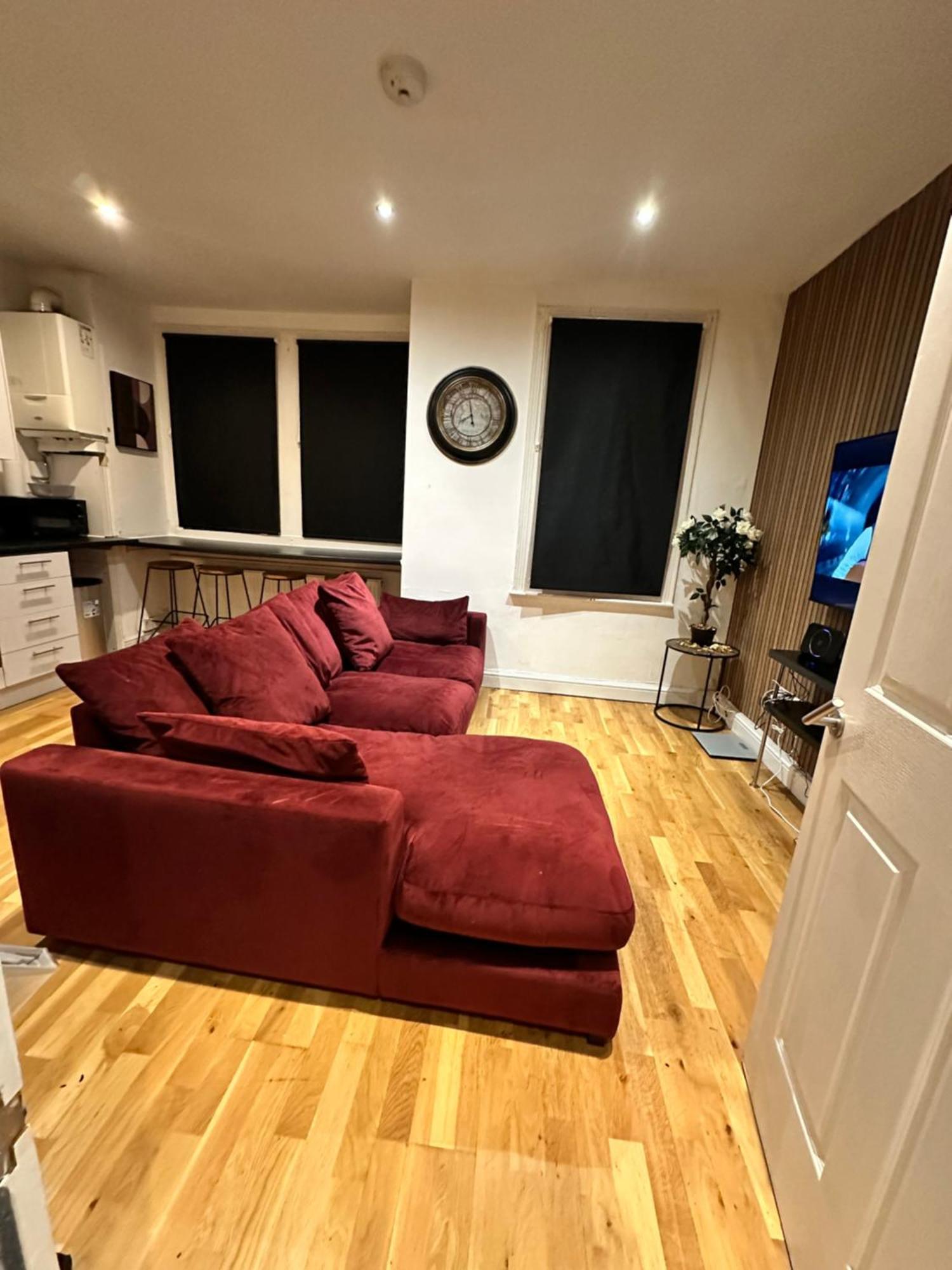 2 Bed Away From Tooting Apartment London