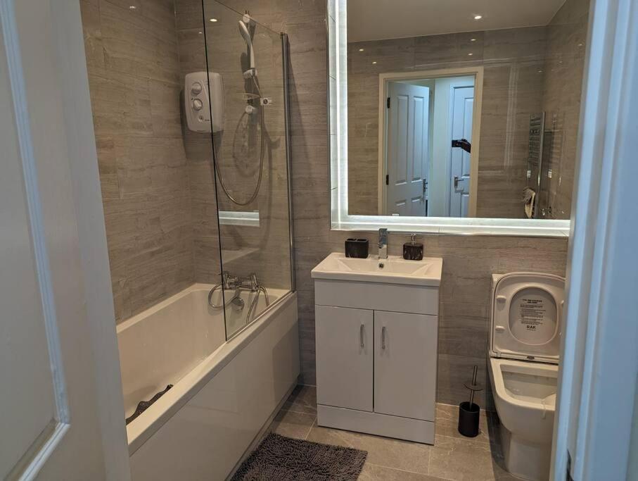 Newly Launched Two Bedroom House By Den Short Lets & Serviced With Garden Feriehus London