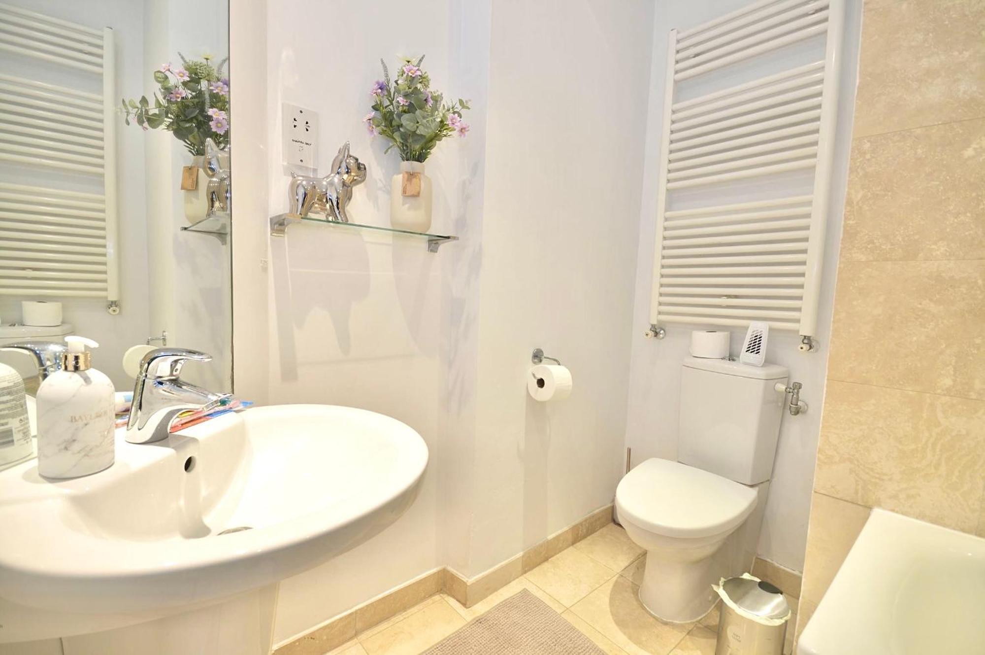 Kensington Apartment, Breakfast, 2 Baths
