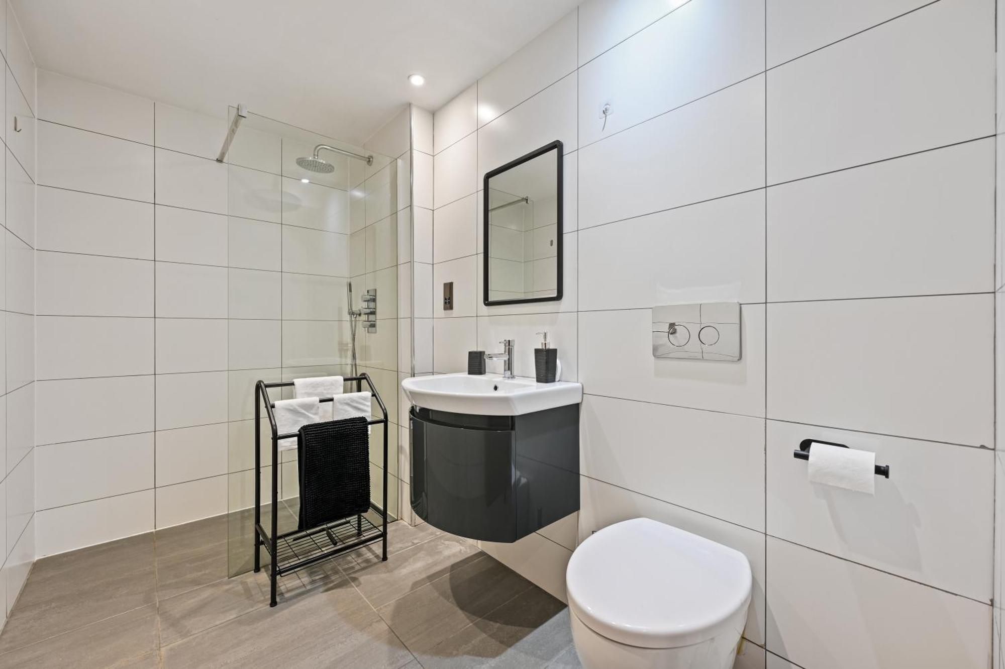 Stunning 2 Bed Basement Flat In Hammersmith * London