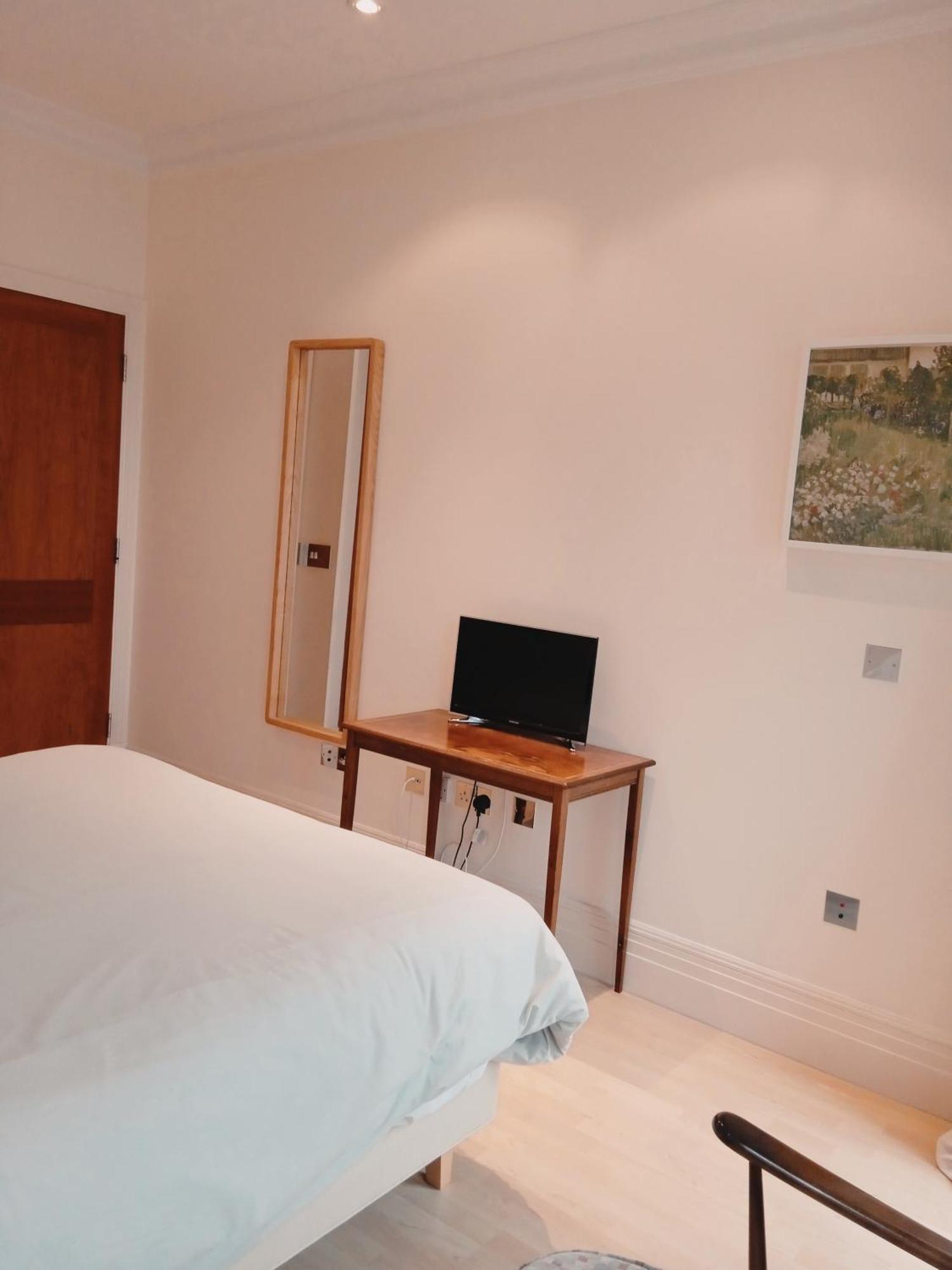 Beautiful Apartment With Underground Parking, Balcony In Kew, Richmond London