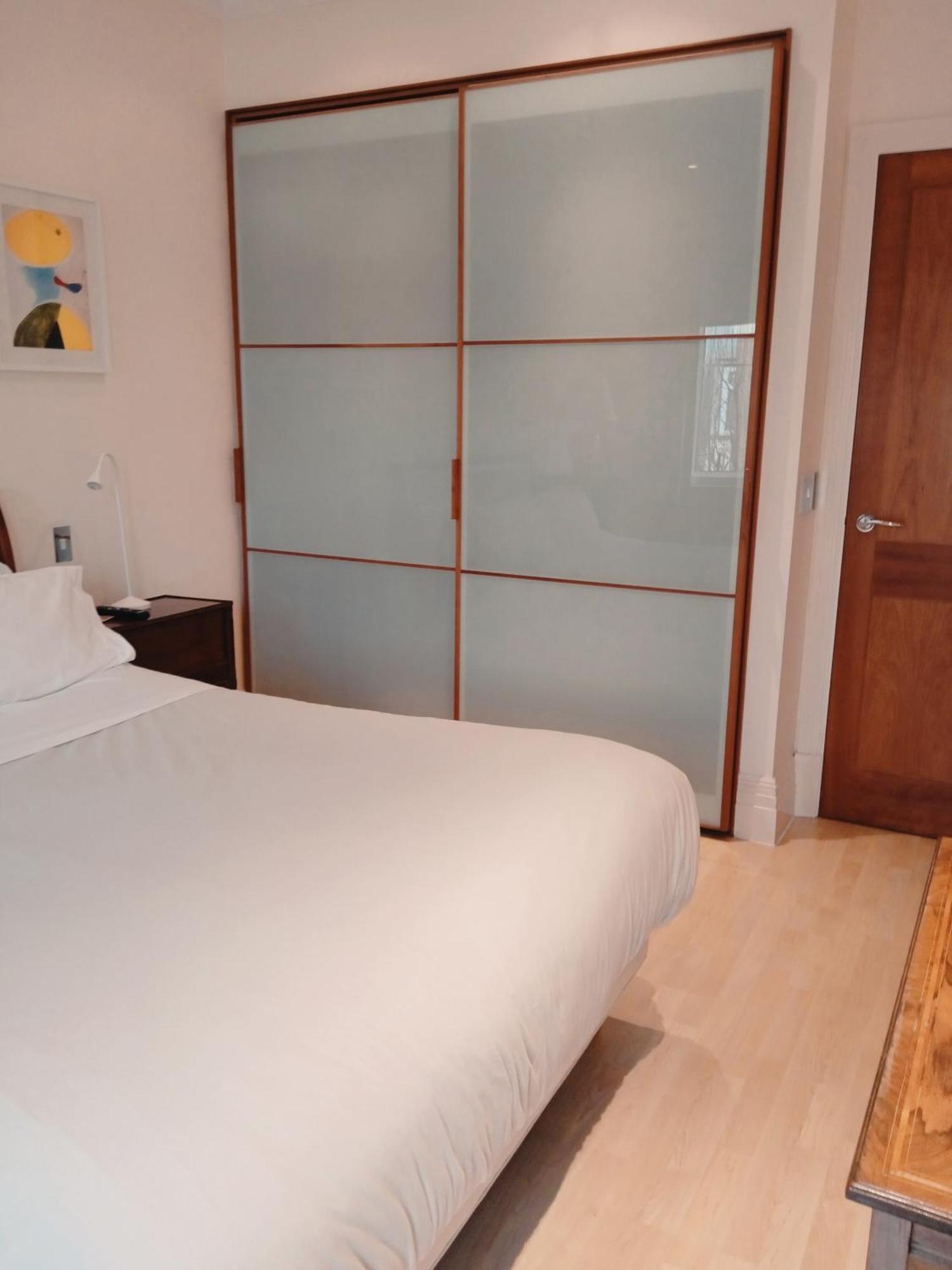 Beautiful Apartment With Underground Parking, Balcony In Kew, Richmond London * London