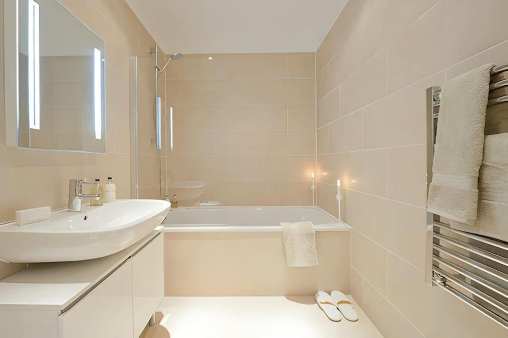 Luxury, Spacious 2 Bed Flat In Leilighet