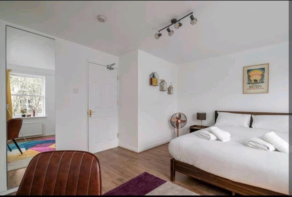 Quiet 4 Bedroom House Between Camden & Kings Cross Holiday home *
