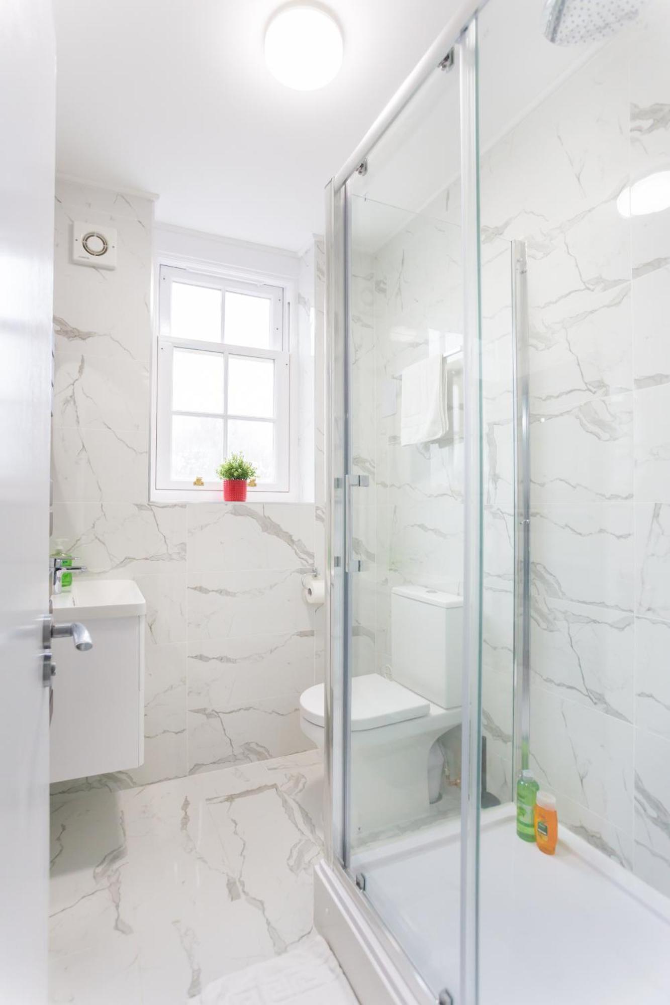 Leilighet Centre One Bedroom Next To Station, Newly Renovated