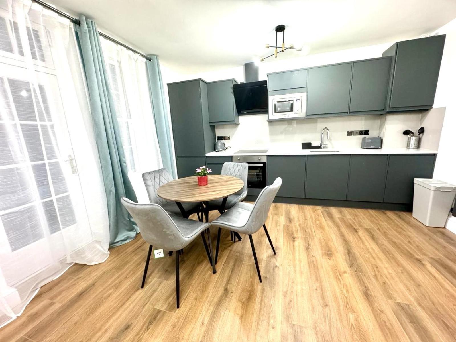 Leilighet Centre One Bedroom Next To Station, Newly Renovated
