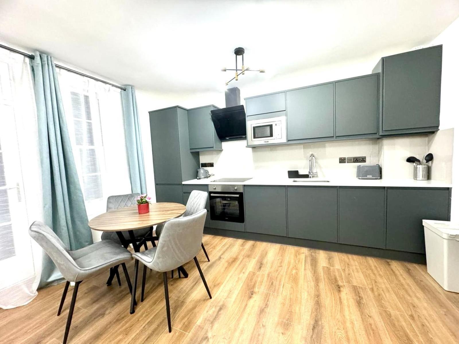 Leilighet Centre One Bedroom Next To Station, Newly Renovated