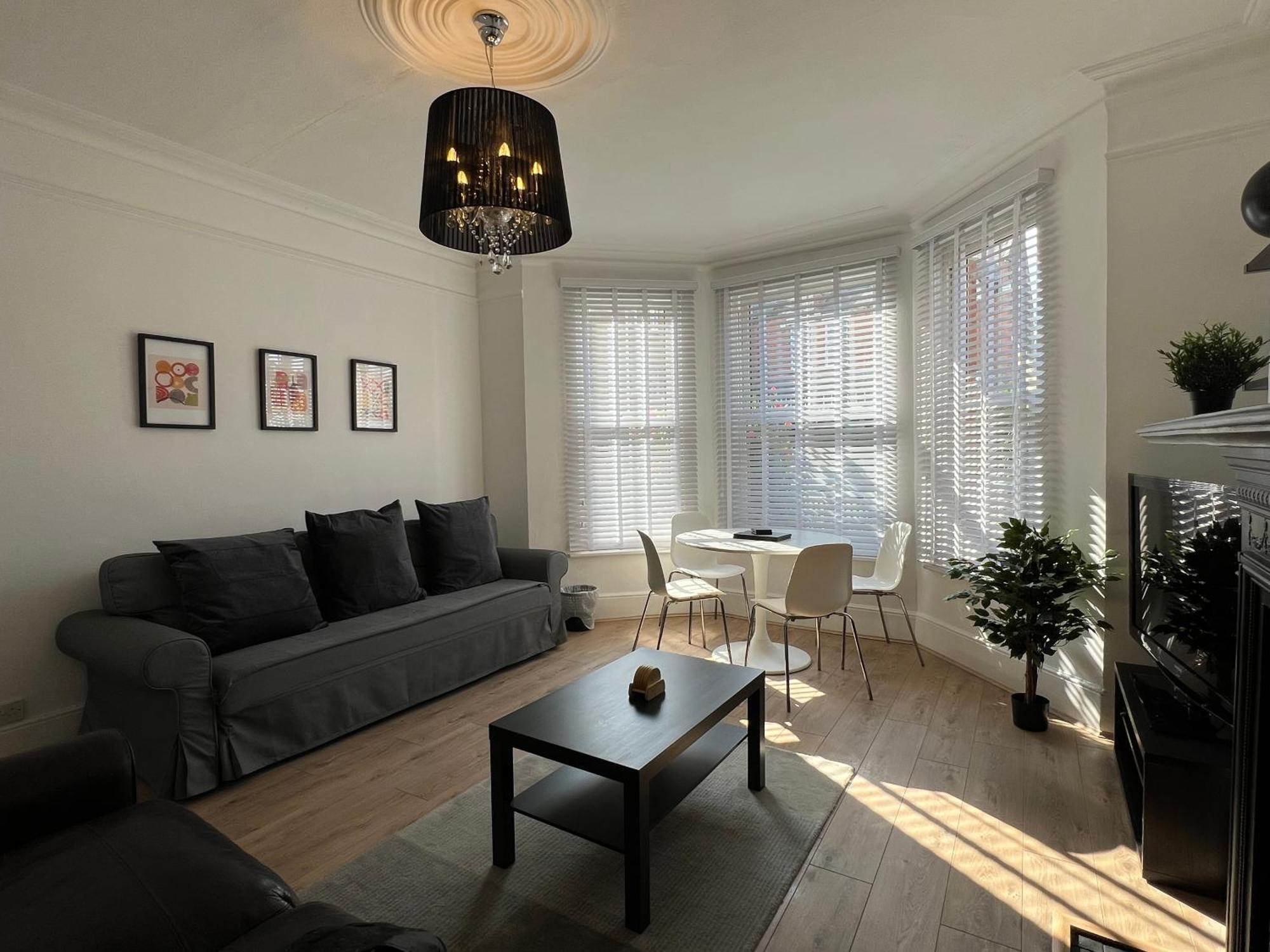 2 Bedroom Flat 10 Min Walk To Tube Londen