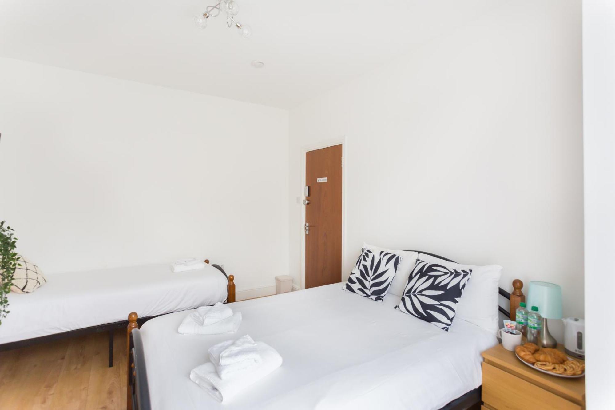 Ferienhaus Wood Budget - Next To Mall & Metro Station - 10 Min To Center London
