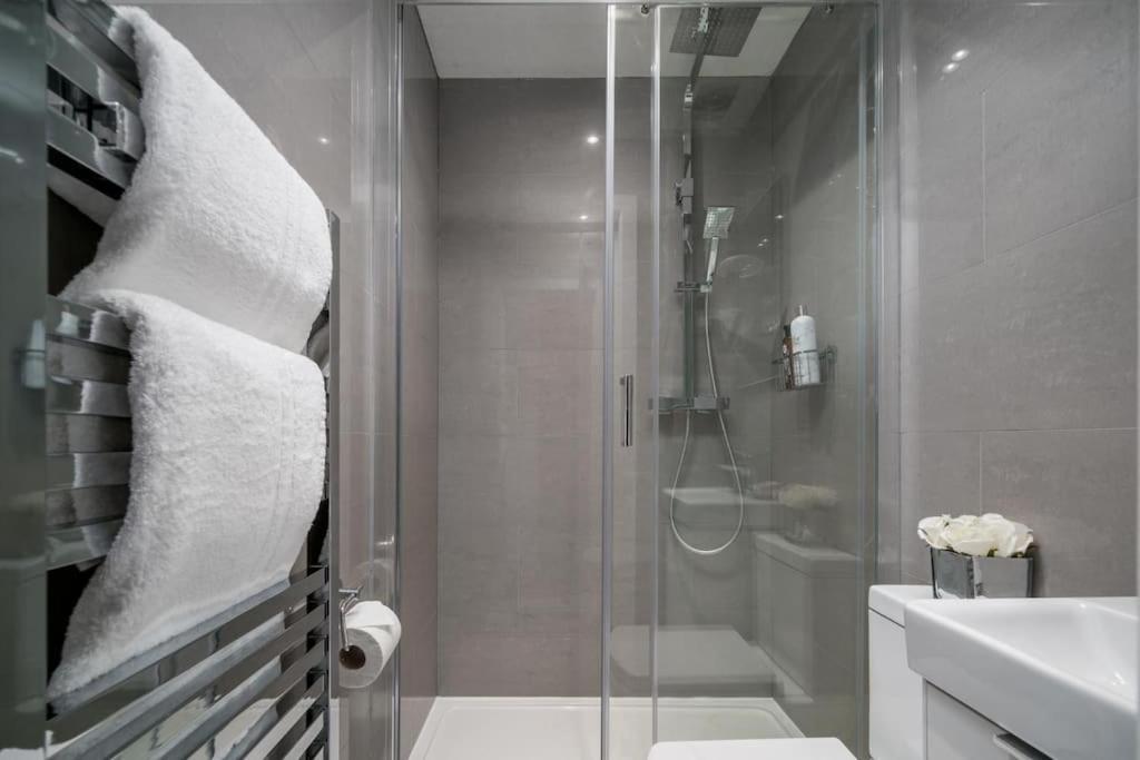 Luxury 6 Bedroom House In Star Street Vakantiehuis *