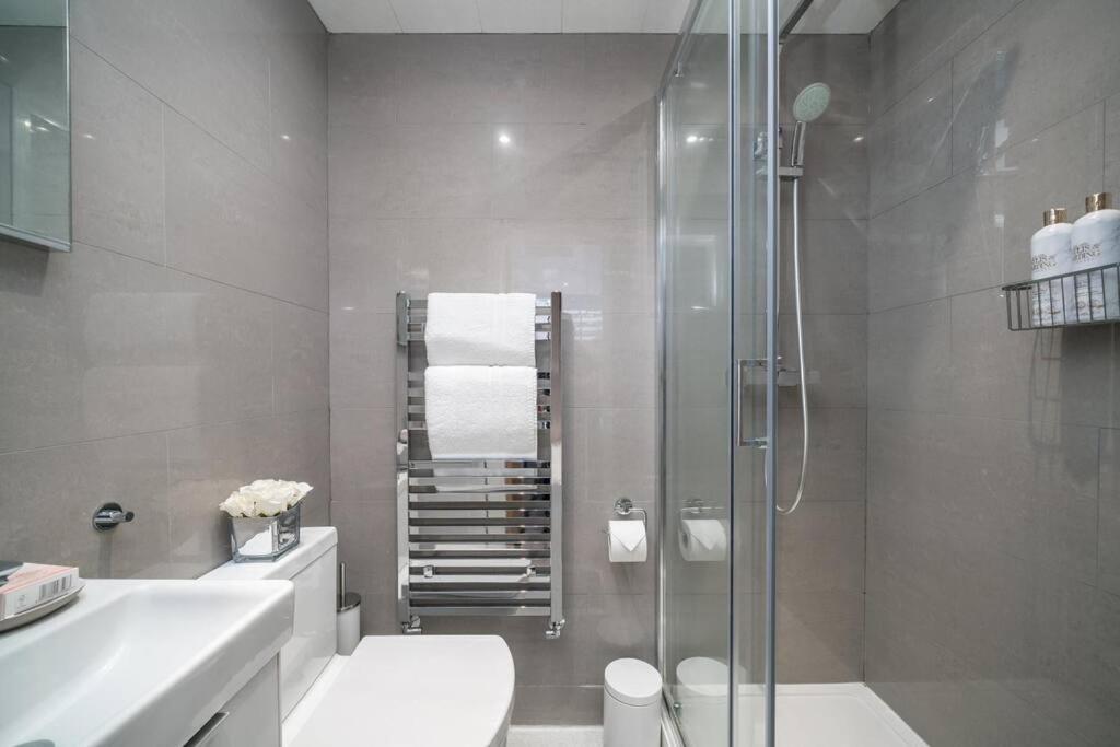 Luxury 6 Bedroom House In Star Street Vakantiehuis *