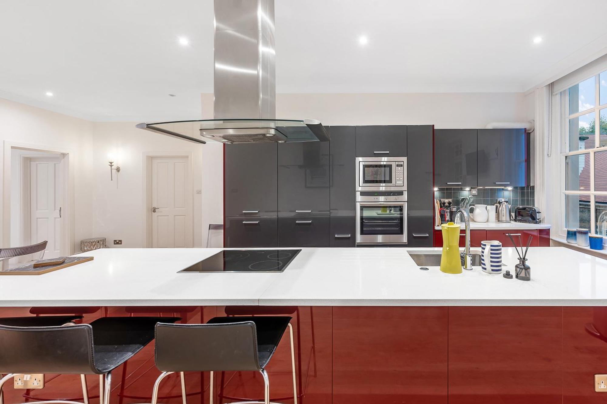 Casa Italia Near Hyde Park & Kensington High Street - Wifi & Washing Machine - Free Luggage Storage Available Nearby Apartment