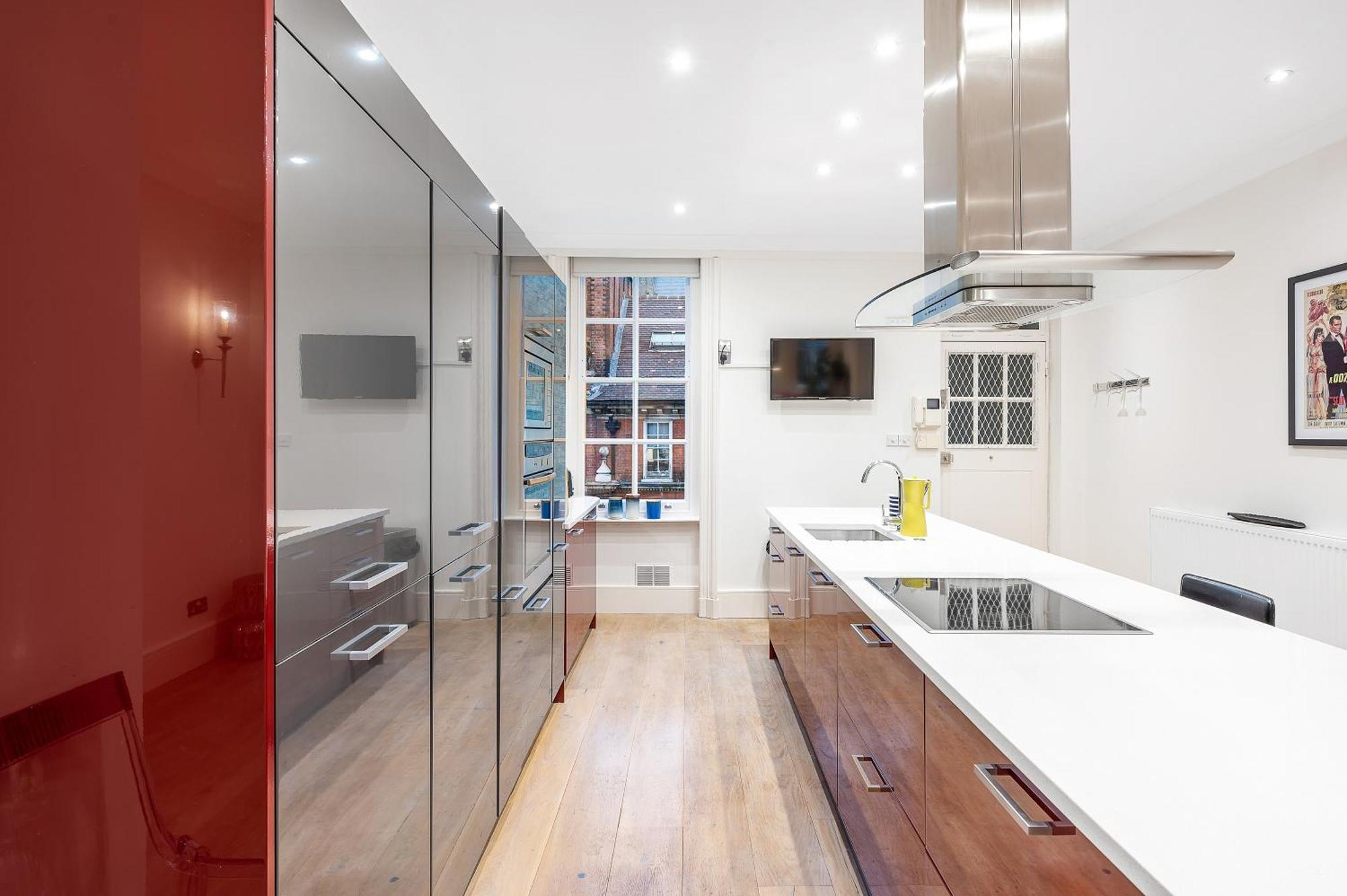 Apartment Casa Italia Near Hyde Park & Kensington High Street - Wifi & Washing Machine - Free Luggage Storage Available Nearby *