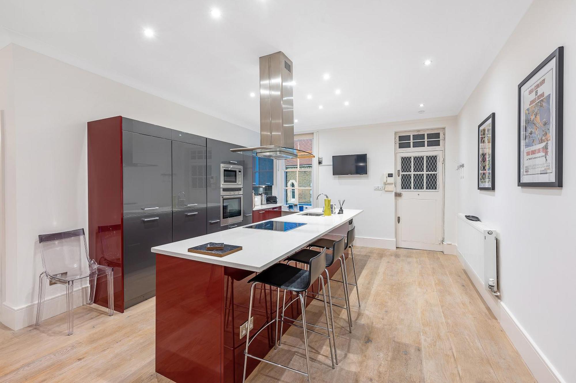 Casa Italia Near Hyde Park & Kensington High Street - Wifi & Washing Machine - Free Luggage Storage Available Nearby London