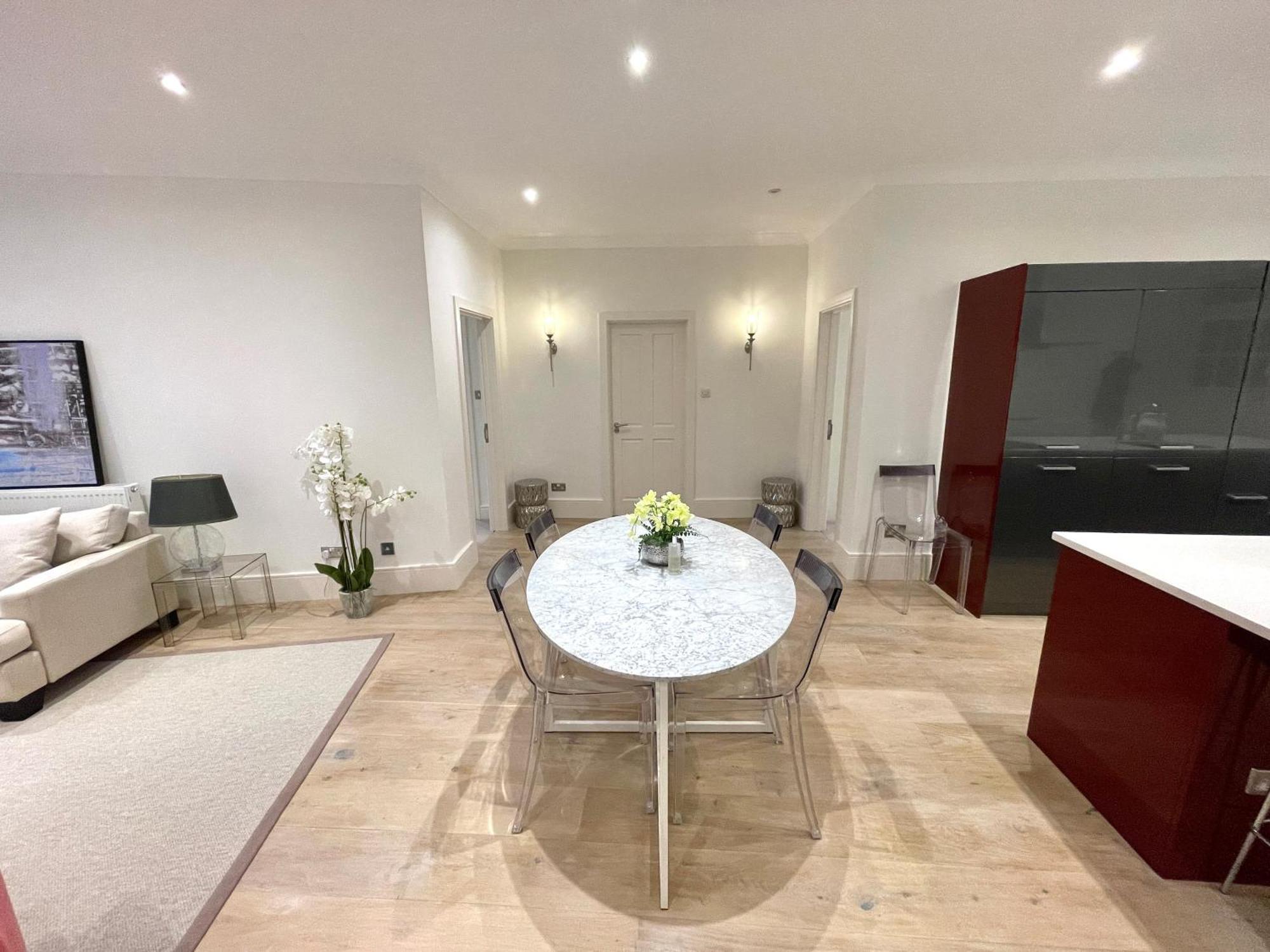 Casa Italia Near Hyde Park & Kensington High Street - Wifi & Washing Machine - Free Luggage Storage Available Nearby Apartment