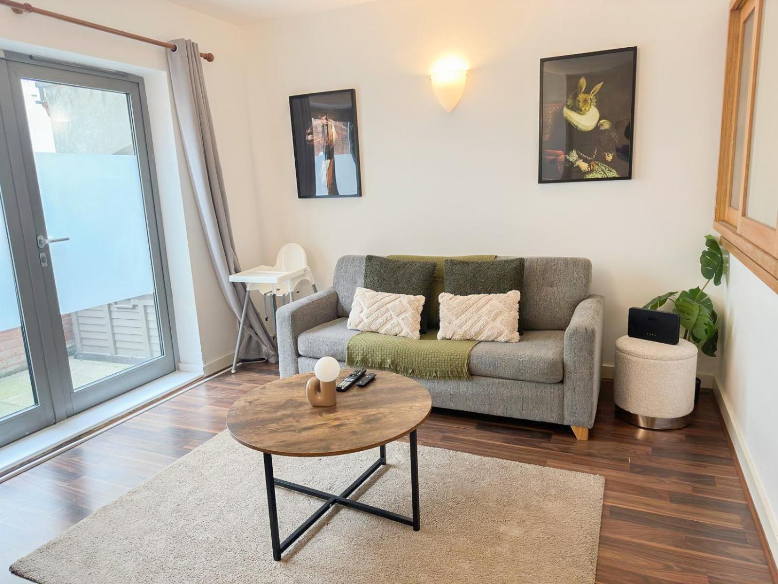 1 Bedroom Flat With Free Parking In Canary Wharf Near Musuem Londen