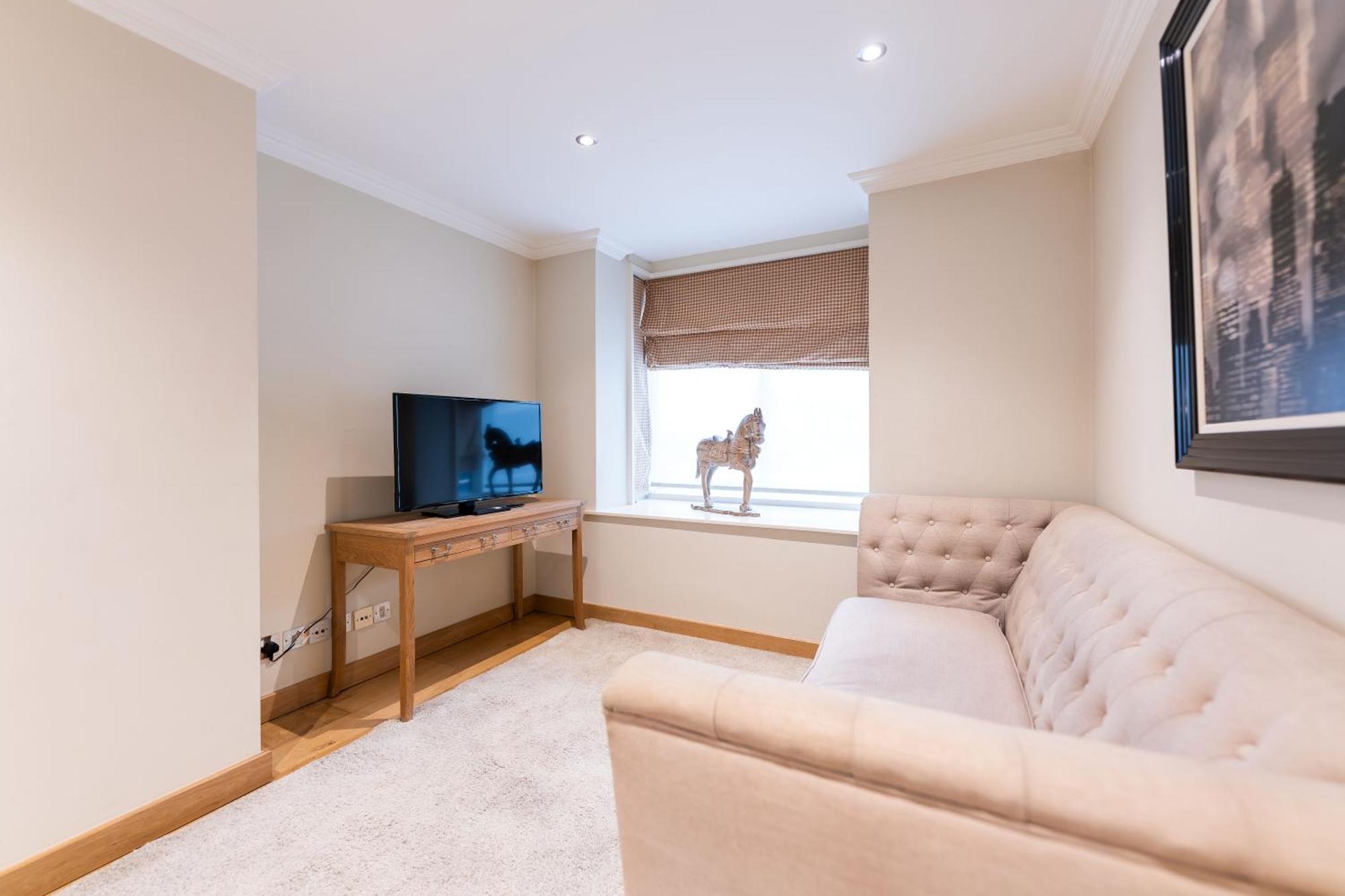 Luxury 6 Bedroom House In Southwick Street London