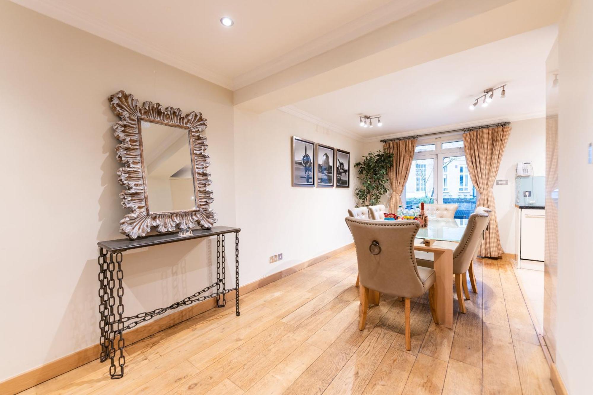 Luxury 6 Bedroom House In Southwick Street