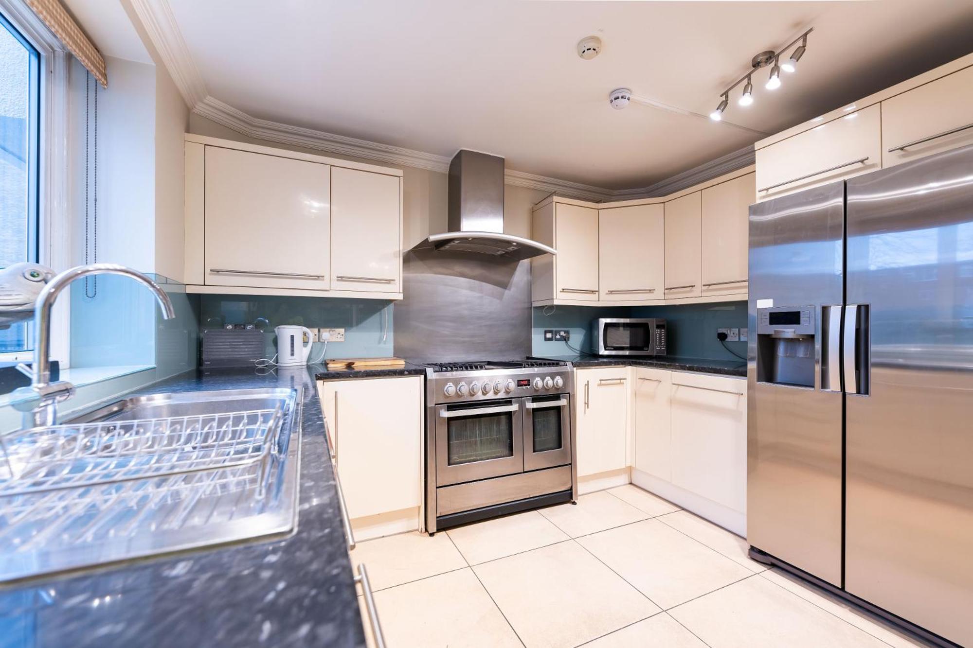 Luxury 6 Bedroom House In Southwick Street Apartment *
