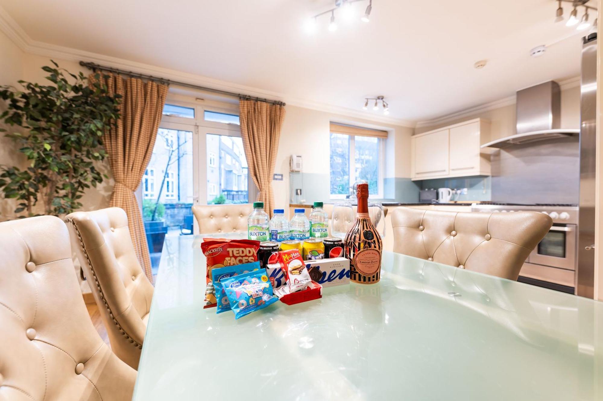 Luxury 6 Bedroom House In Southwick Street Apartment London
