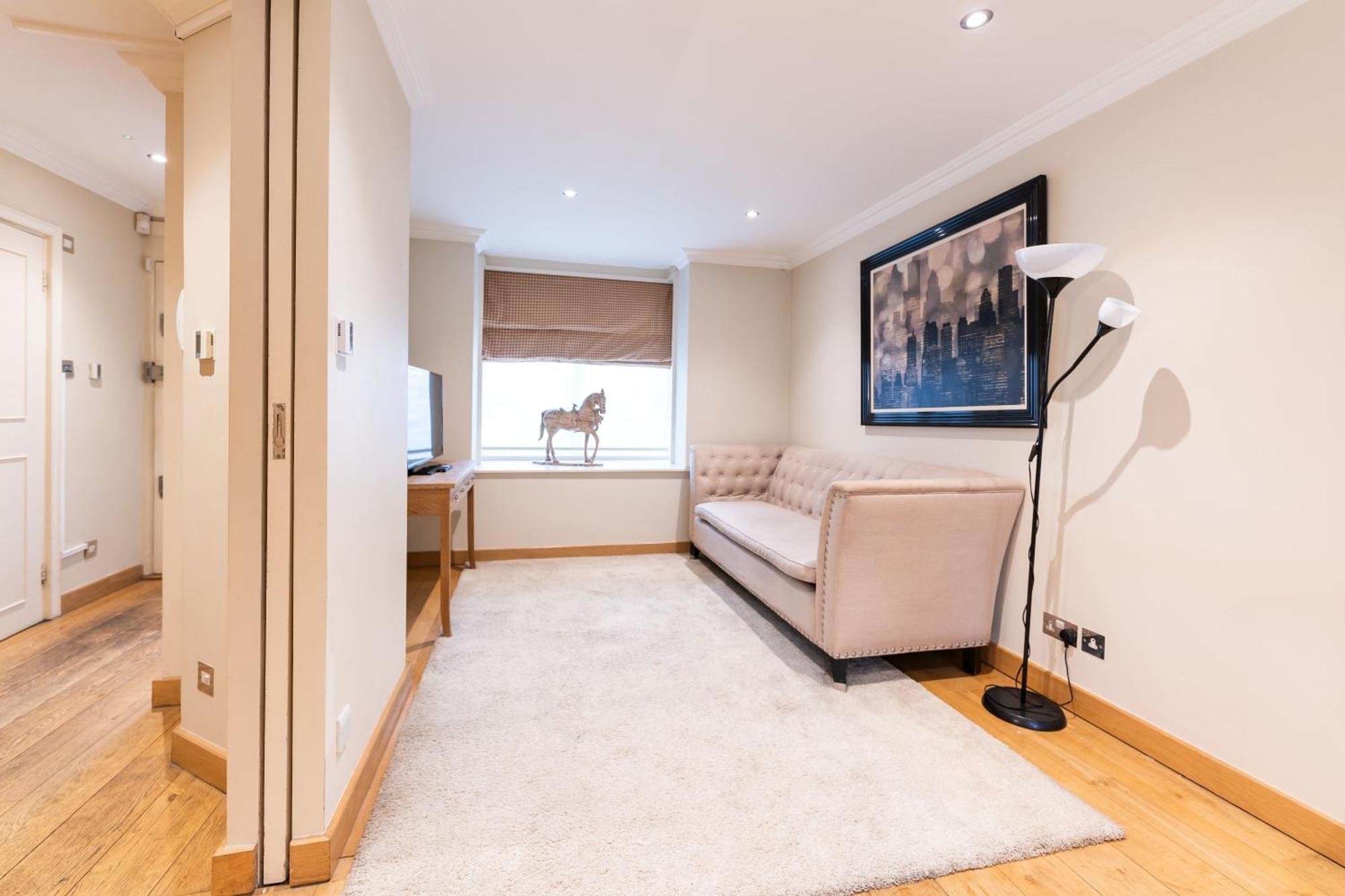 Luxury 6 Bedroom House In Southwick Street London