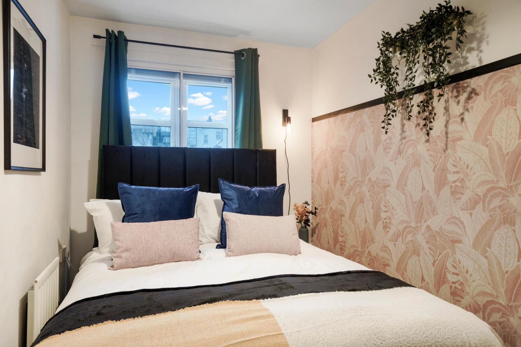 Stylish 3 Bed In - Garden *