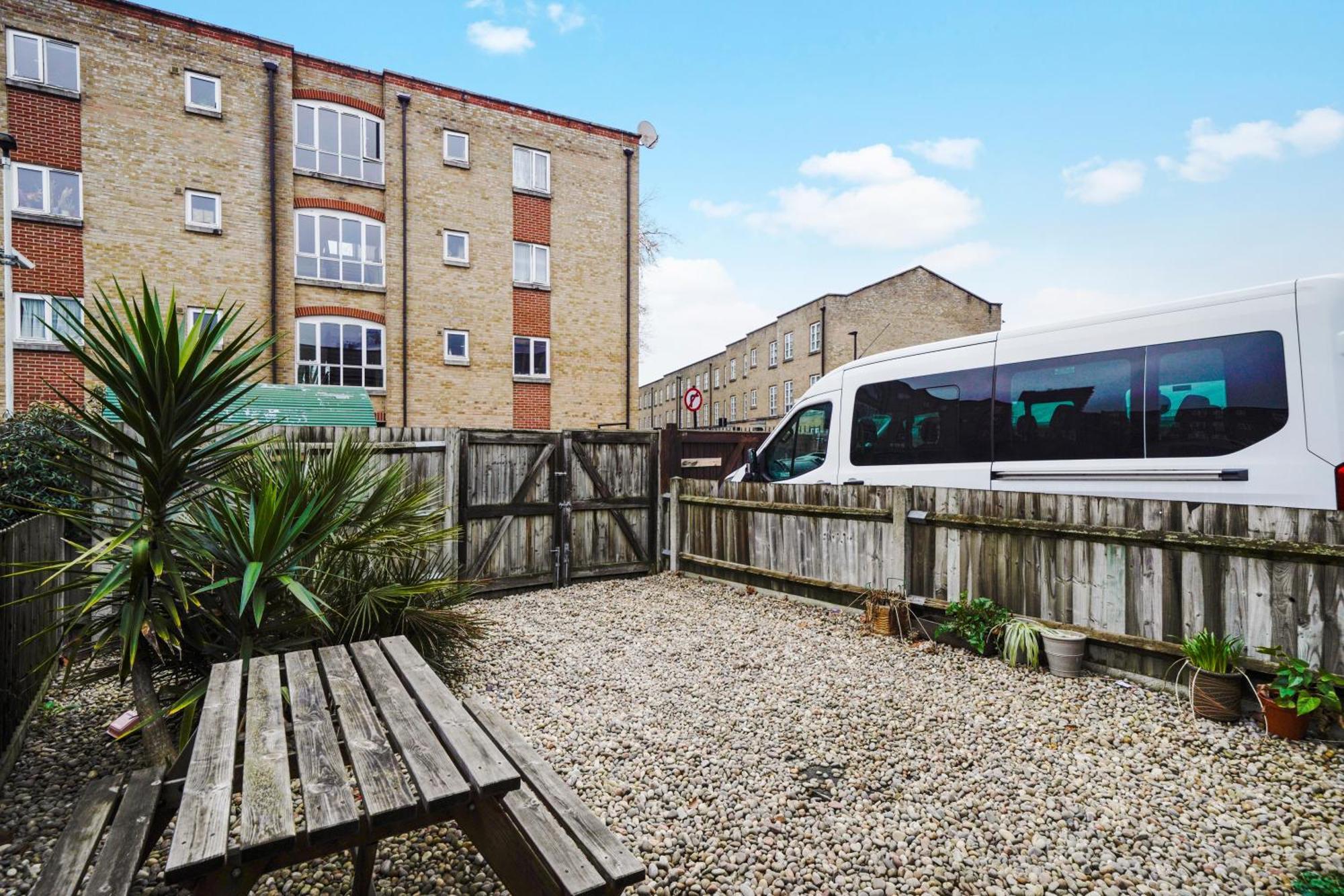Modern & Stylish House In - Garden Holiday home London