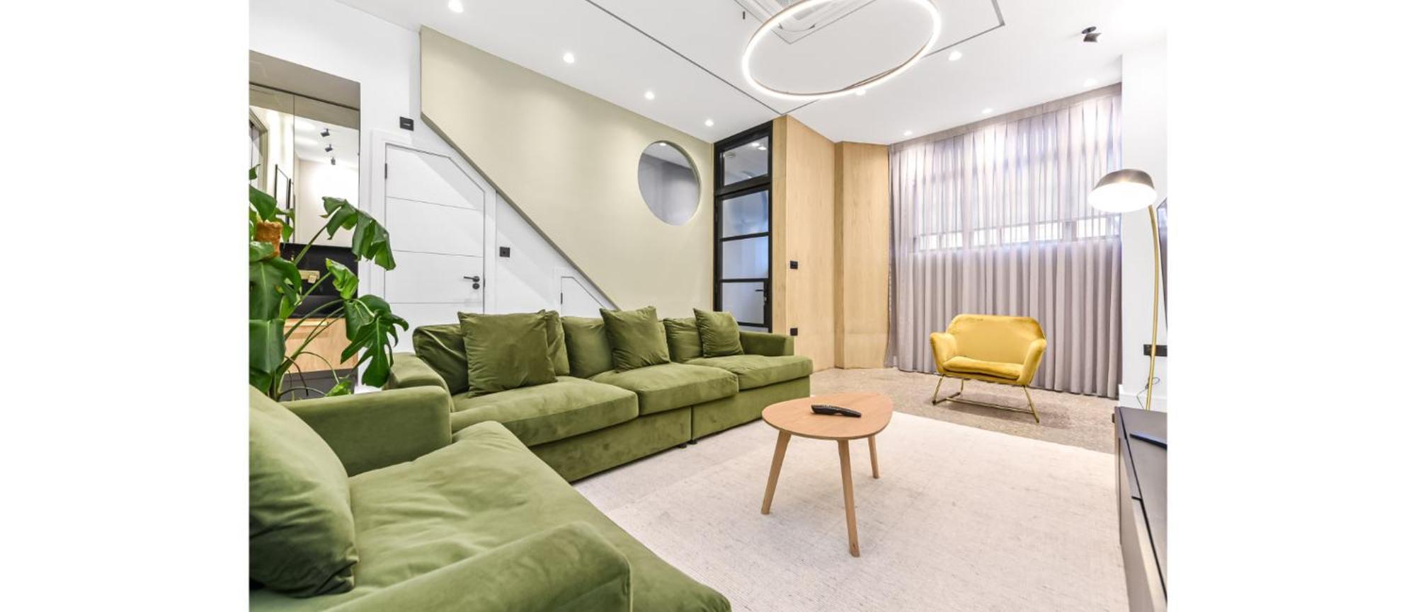 Apartment Luxury Abode: 5-bed Haven Ideal For Big Groups!