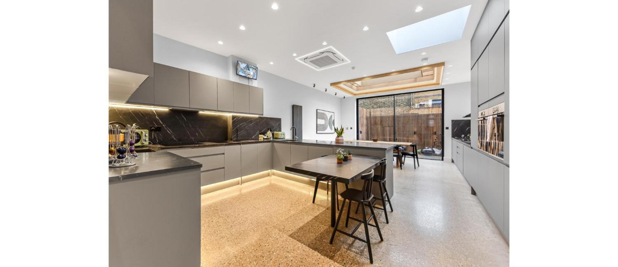 Apartment Luxury Abode: 5-bed Haven Ideal For Big Groups! *